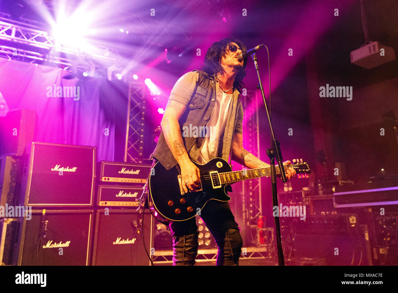 Gilby Clarke, chitarrista e cantante, live sul palco. Gilby Clarke è stato un membro dei Guns N' Roses da 1991-1994 e ha eseguito con un certo numero di altre bande. Gilby Clarke chitarra, Gilby Clarke live, Gilby Clarke in concerto. Foto Stock