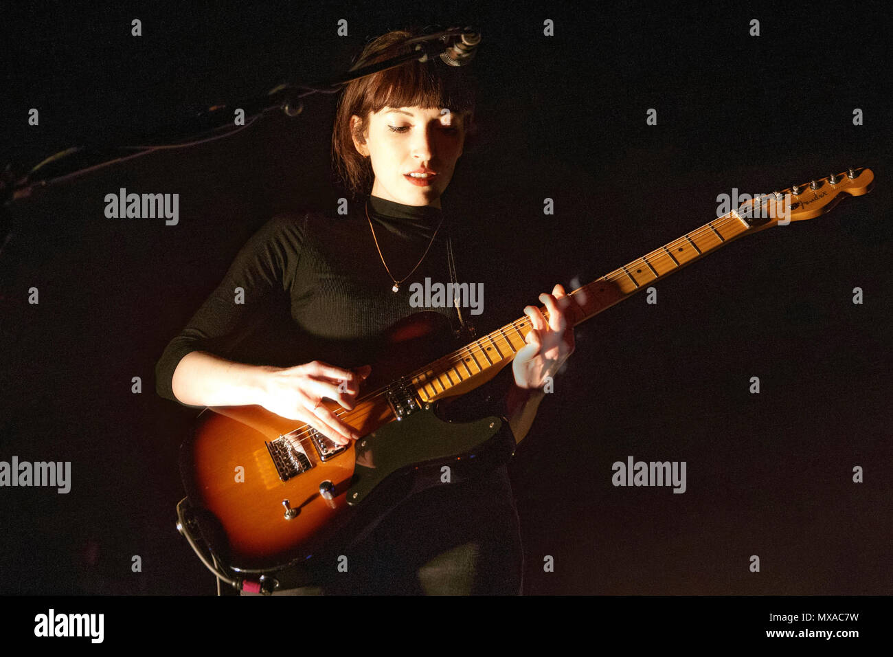 Elena Tonra Figlia di suonare dal vivo sul palco. Elena Tonra live, figlia vivono, figlia di concerto, figlia band. Foto Stock