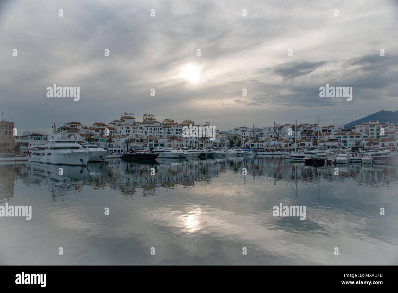 Porto Banus Marbella Spagna. Super Yacht Port e il parco giochi per i ricchi e famosi. Maggio 2018. Foto Stock