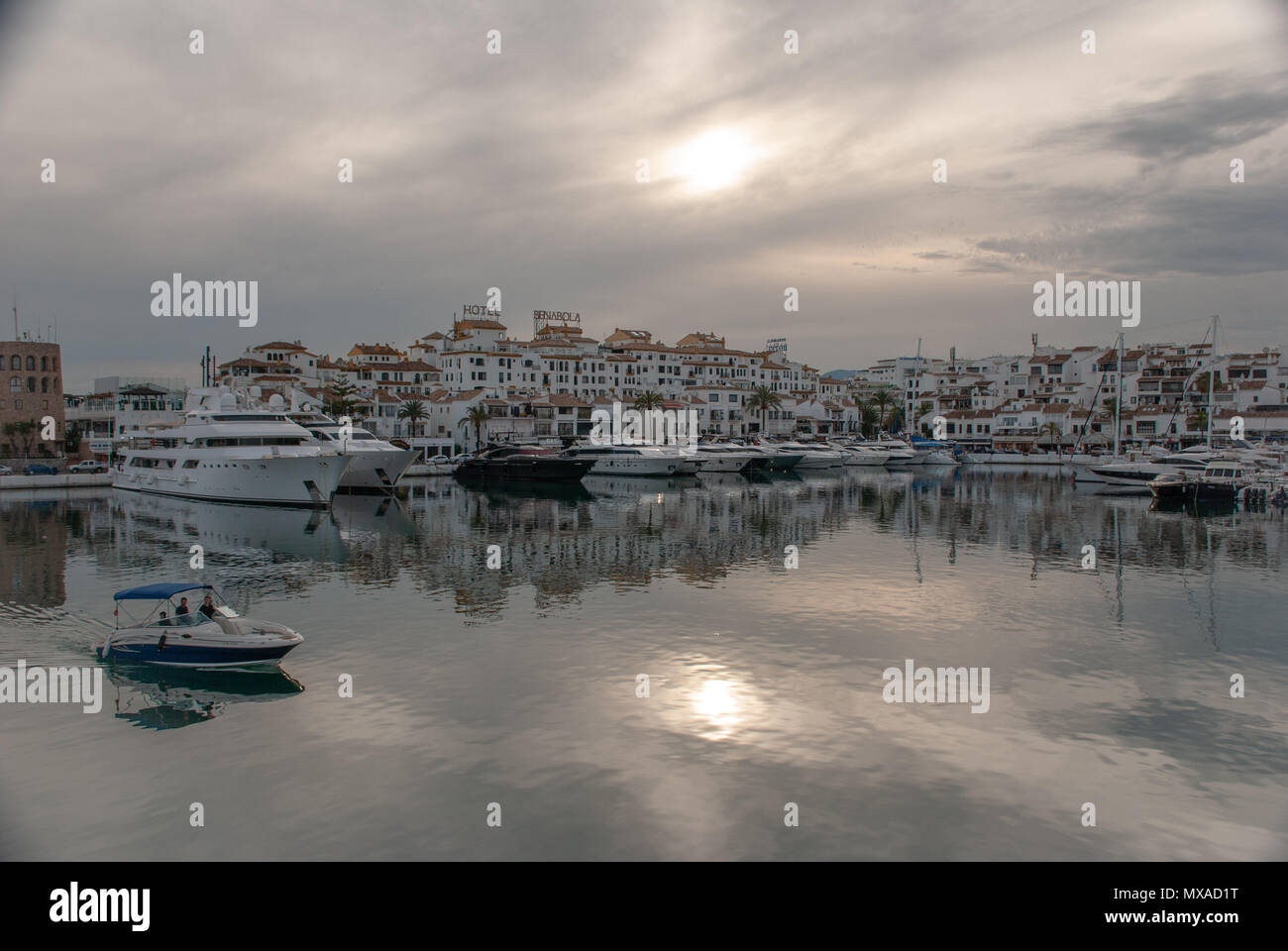Porto Banus Marbella Spagna. Super Yacht Port e il parco giochi per i ricchi e famosi. Maggio 2018. Foto Stock