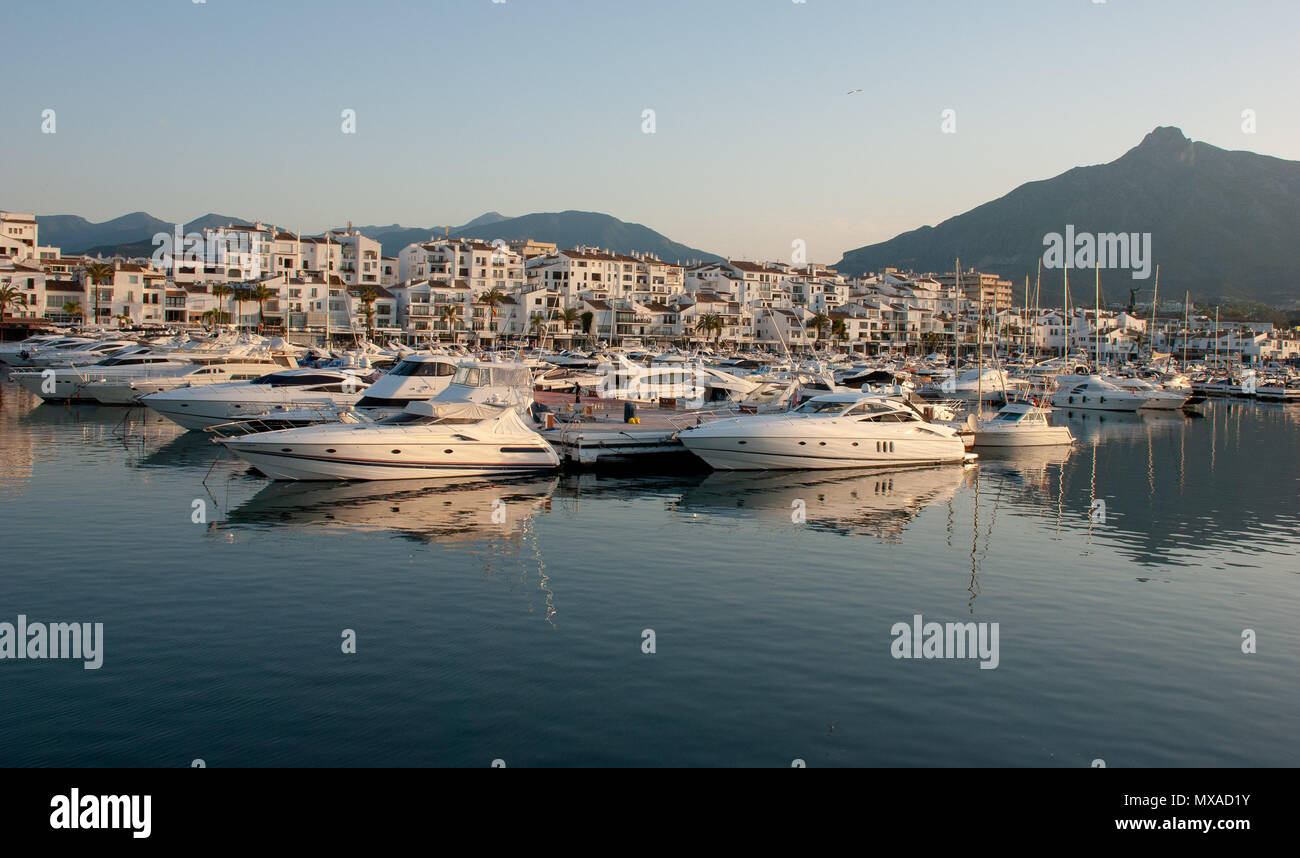 Porto Banus Marbella Spagna. Super Yacht Port e il parco giochi per i ricchi e famosi. Maggio 2018. Foto Stock