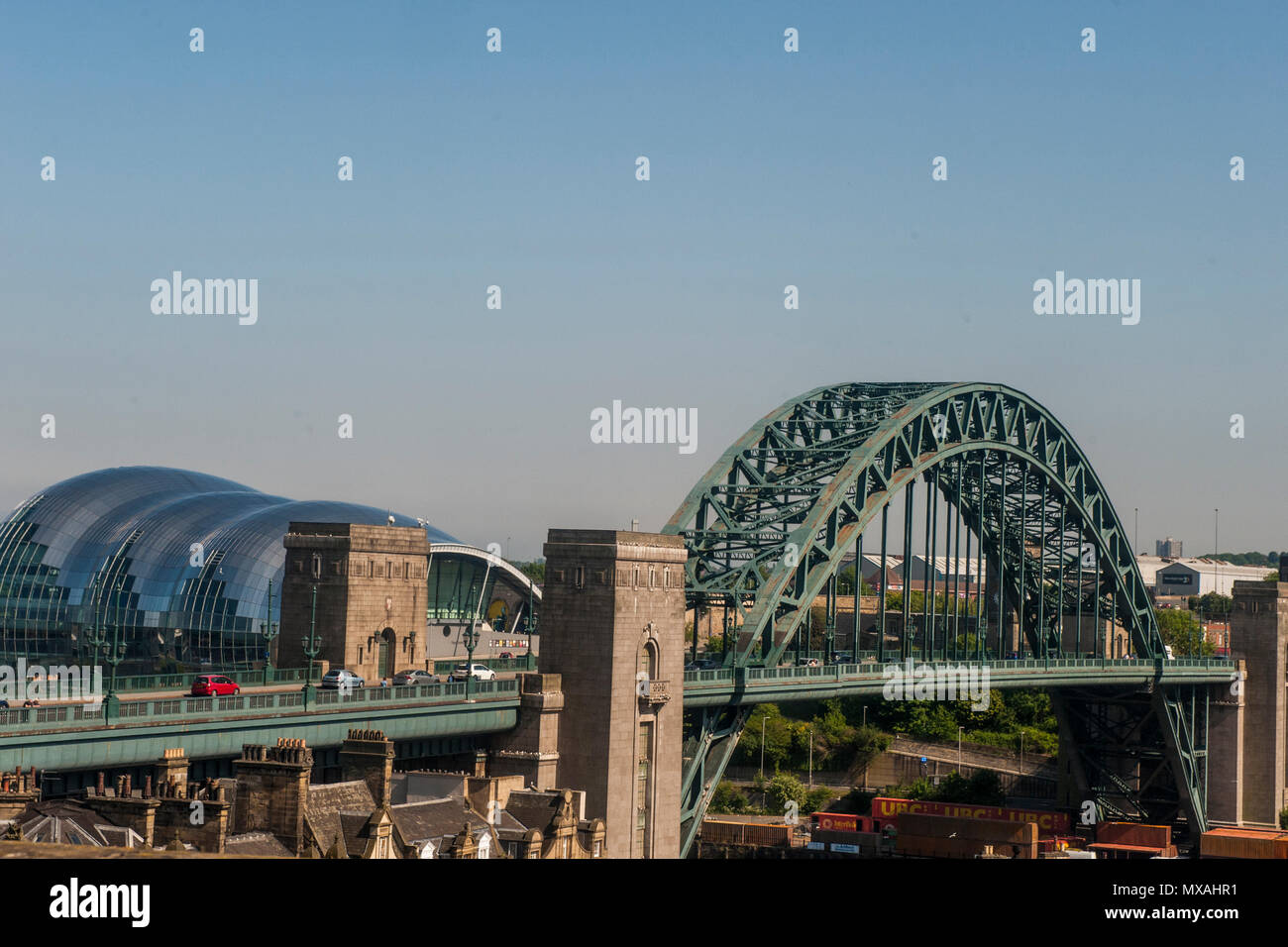 Una visione alternativa del centro di Newcastle con il Sage Gateshead concerto e il Tyne Brisge Foto Stock