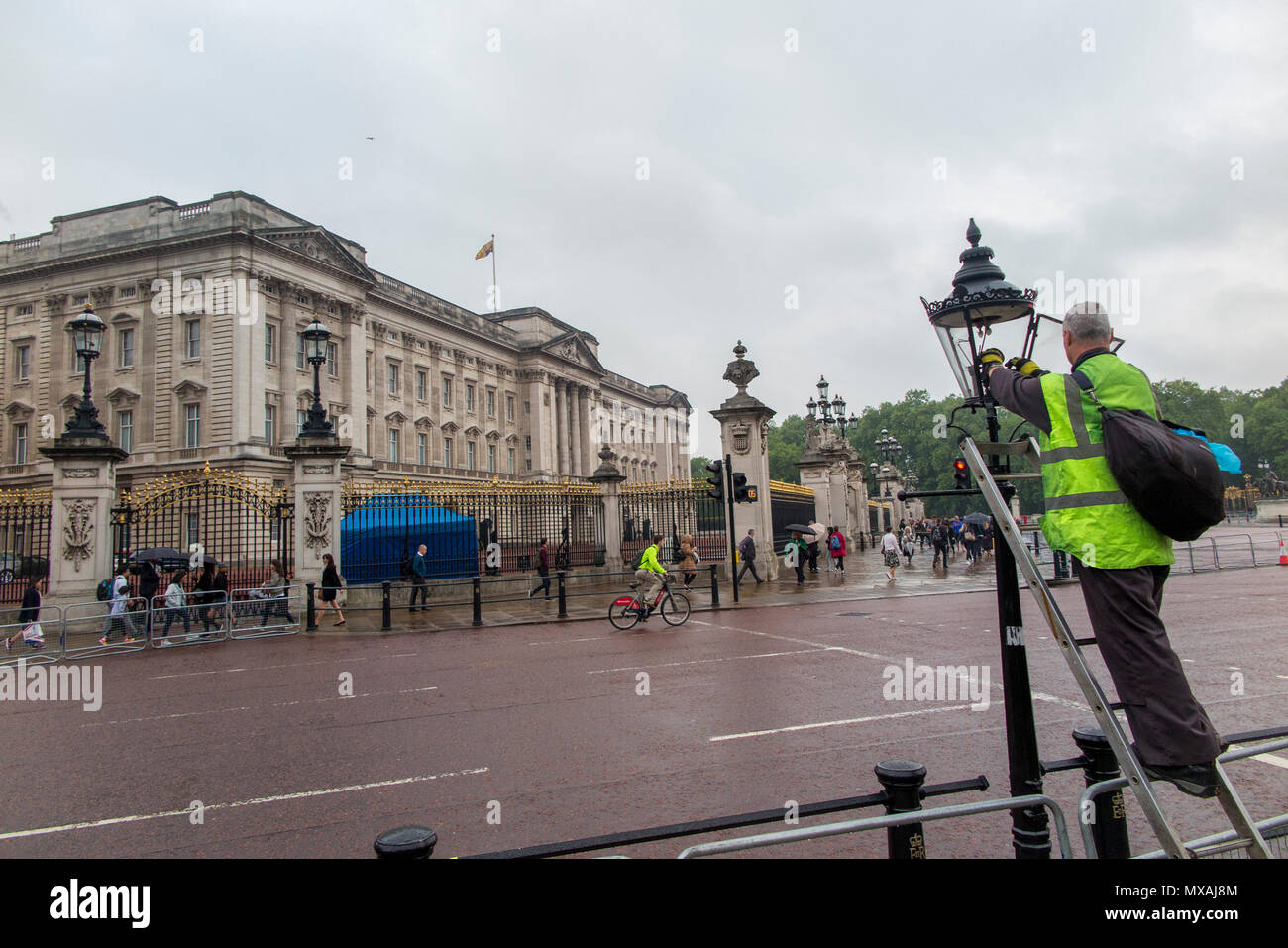 London street light accendini a gas di spegnere le luci di strada al di fuori del Palazzo di Buckingham Foto Stock