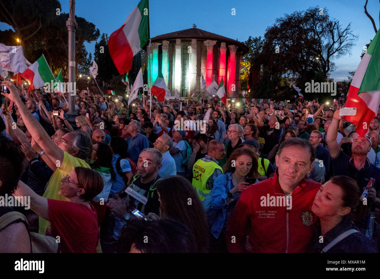 In Italia le cinque stelle di movimento ha bruciato un foro nel paese del panorama politico affermando la maggior quota di voto nelle elezioni politiche. Il partito guidato da Luigi Di Maio e fondata da Beppe Grillo, è emerso come il grande vincitore di un voto che verrà visualizzato con trepidazione a Bruxelles. Formata nel 2009 in seguito alla crisi finanziaria, Five Star ha alimentato off furia pubblico oltre alla corruzione in stabilimento italiano e lenta ripresa economica. Foto Stock