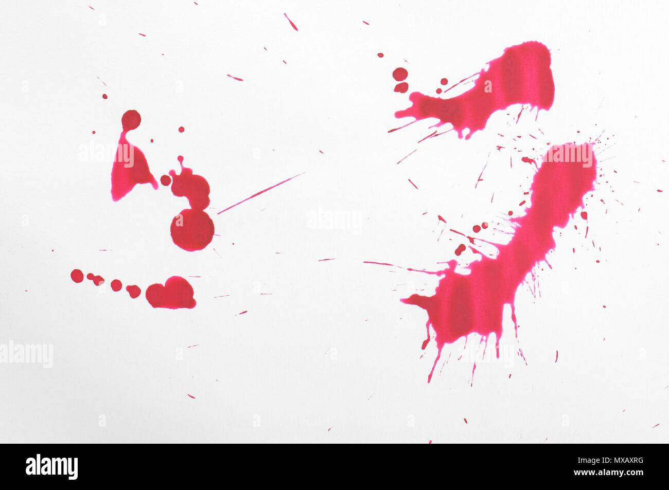 Inchiostro rosso splash isolato su bianco carta di cotone. Elemento di design. Foto Stock