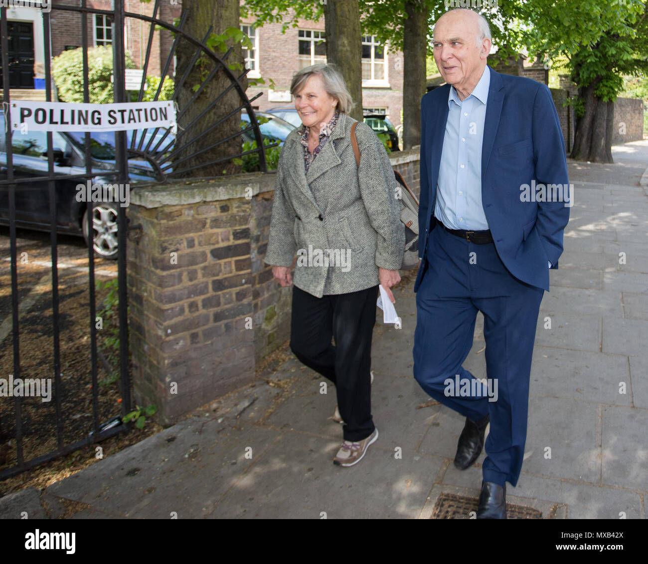 Gruppo del Partito europeo dei liberali democratici leader, Vince il cavo MP, getta il suo voto al fianco di sua moglie Rachel nelle elezioni locali. Heatham House, Twickenham, Londra, Regno Unito. Dotato di: Rachel Smith, Vince il cavo MP Dove: London, England, Regno Unito quando: 03 maggio 2018 Credit: Wheatley/WENN Foto Stock