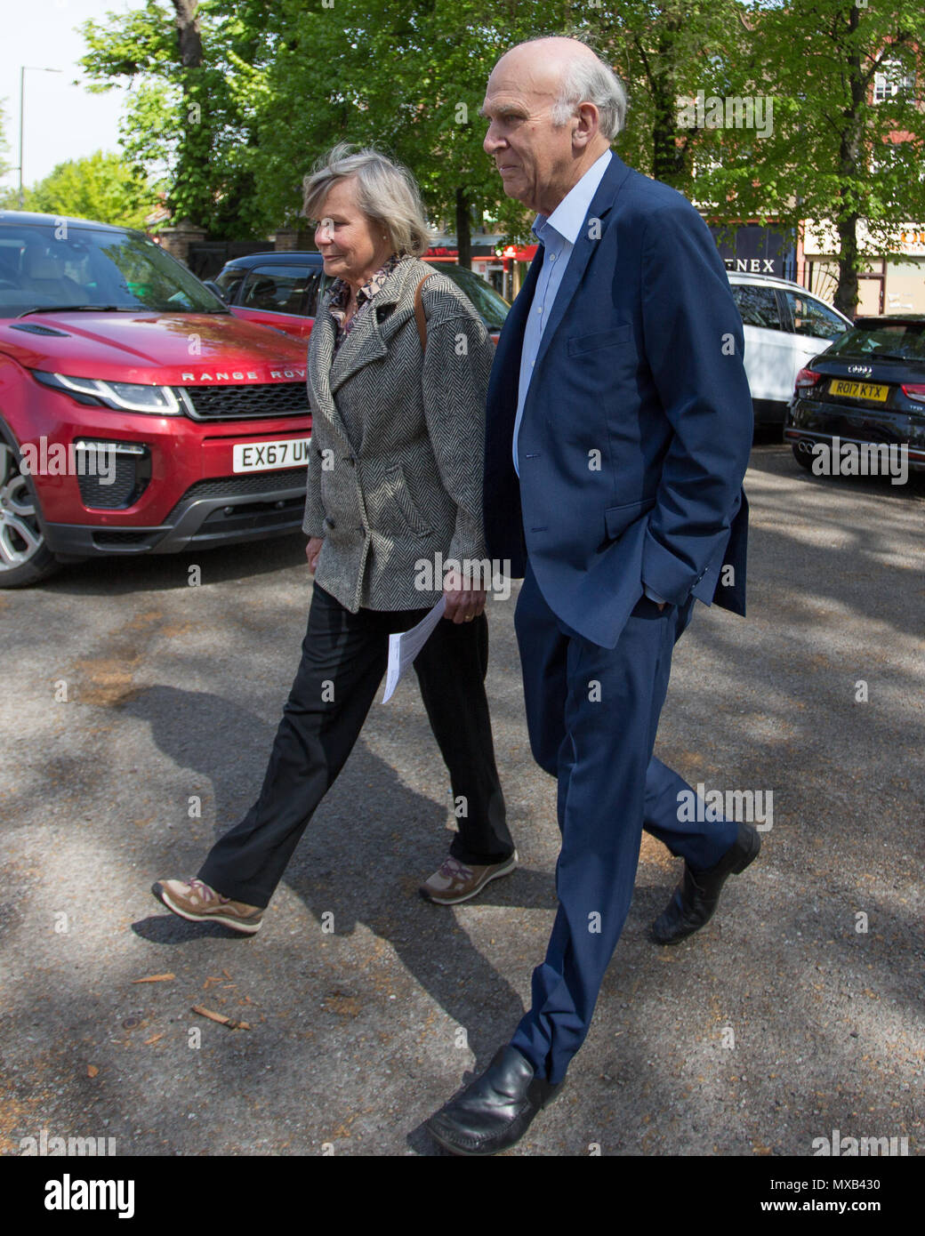 Gruppo del Partito europeo dei liberali democratici leader, Vince il cavo MP, getta il suo voto al fianco di sua moglie Rachel nelle elezioni locali. Heatham House, Twickenham, Londra, Regno Unito. Dotato di: Rachel Smith, Vince il cavo MP Dove: London, England, Regno Unito quando: 03 maggio 2018 Credit: Wheatley/WENN Foto Stock