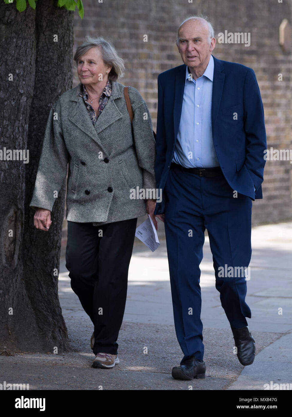 Gruppo del Partito europeo dei liberali democratici leader, Vince il cavo MP, getta il suo voto al fianco di sua moglie Rachel nelle elezioni locali. Heatham House, Twickenham, Londra, Regno Unito. Dotato di: Rachel Smith, Vince il cavo MP Dove: London, England, Regno Unito quando: 03 maggio 2018 Credit: Wheatley/WENN Foto Stock