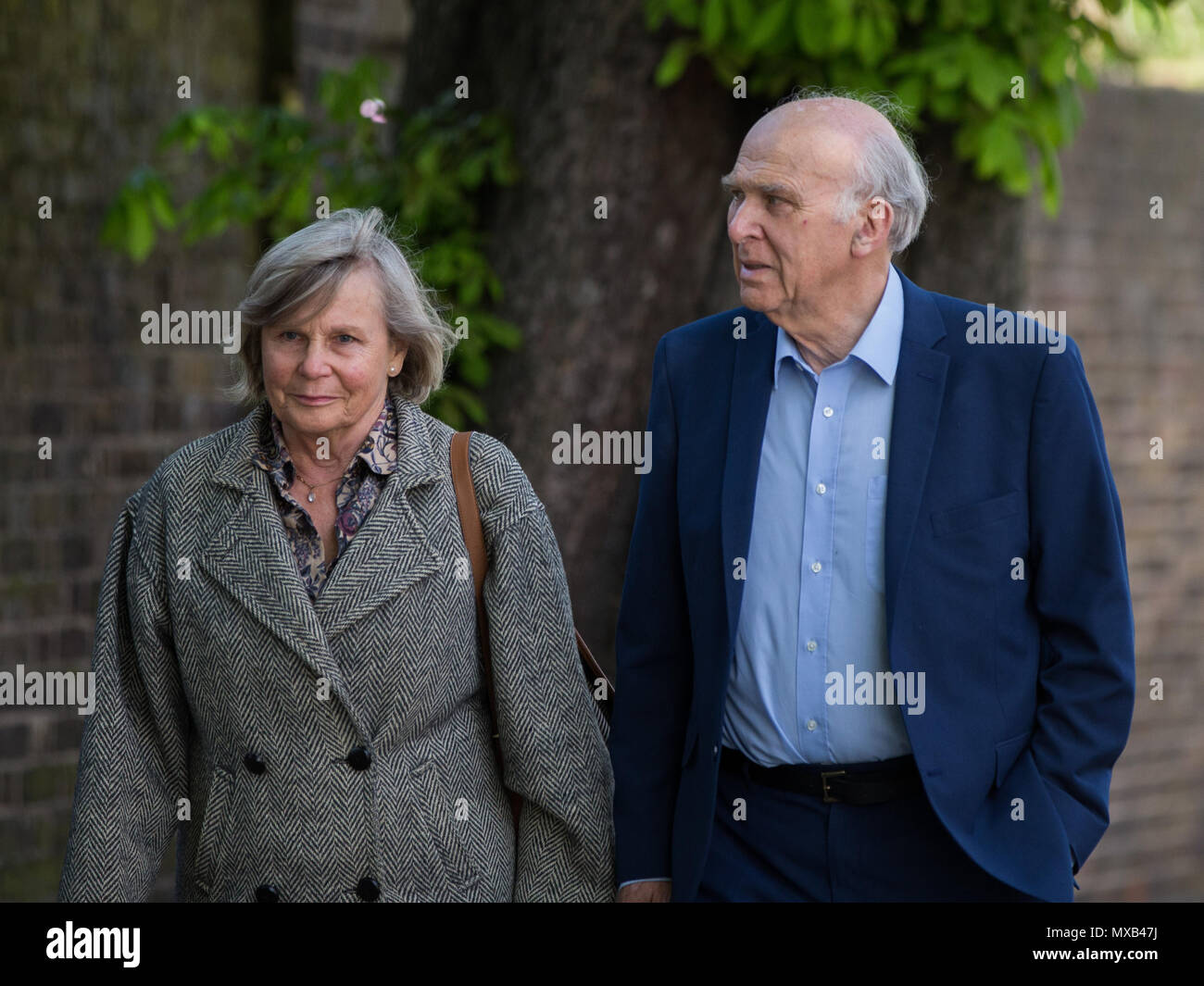 Gruppo del Partito europeo dei liberali democratici leader, Vince il cavo MP, getta il suo voto al fianco di sua moglie Rachel nelle elezioni locali. Heatham House, Twickenham, Londra, Regno Unito. Dotato di: Rachel Smith, Vince il cavo MP Dove: London, England, Regno Unito quando: 03 maggio 2018 Credit: Wheatley/WENN Foto Stock