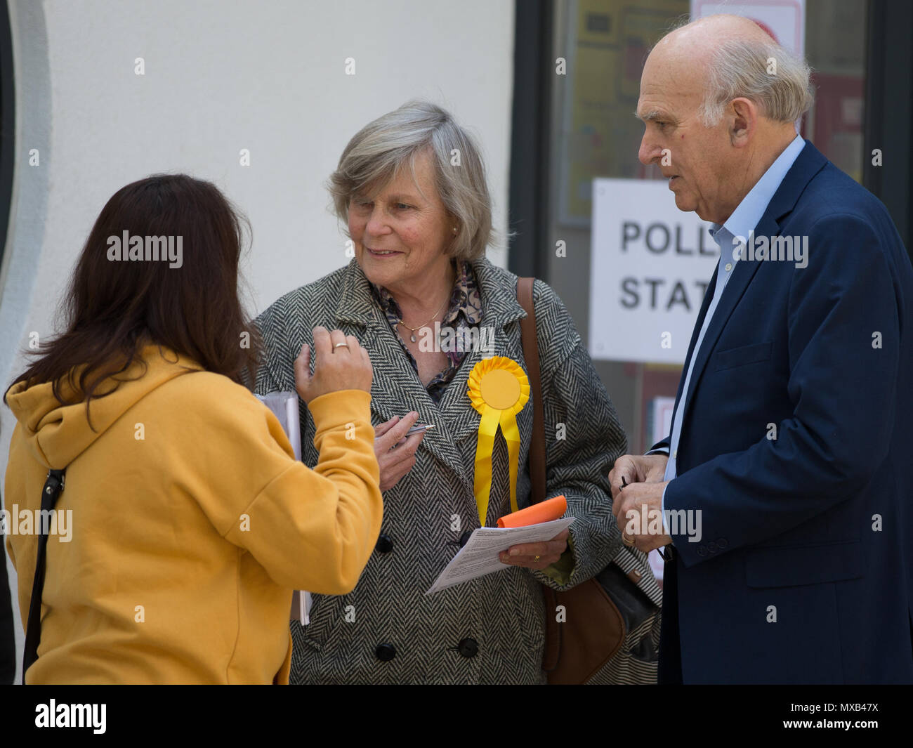 Gruppo del Partito europeo dei liberali democratici leader, Vince il cavo MP, getta il suo voto al fianco di sua moglie Rachel nelle elezioni locali. Heatham House, Twickenham, Londra, Regno Unito. Dotato di: Rachel Smith, Vince il cavo MP Dove: London, England, Regno Unito quando: 03 maggio 2018 Credit: Wheatley/WENN Foto Stock