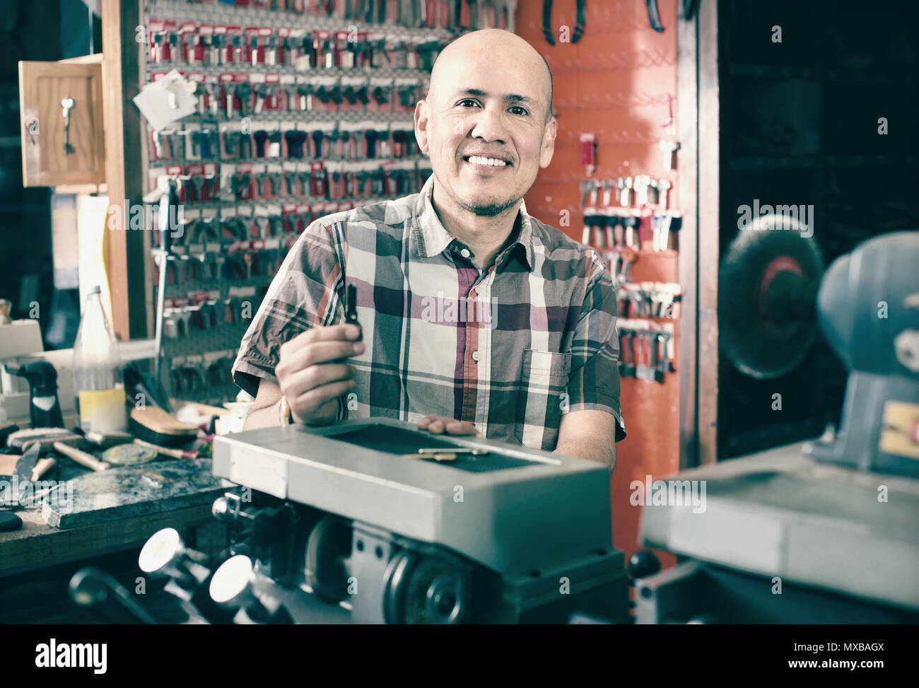 Professional lieto taglierina chiave rendendo le chiavi della porta di copie in Fabro Foto Stock