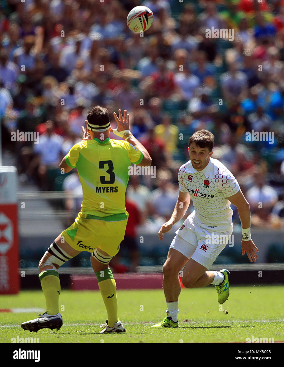 L'Inghilterra del Alex Davis chip il pallone sopra e corre al cliente una prova durante il giorno due di HSBC London Sevens a Twickenham Stadium di Londra. Foto Stock