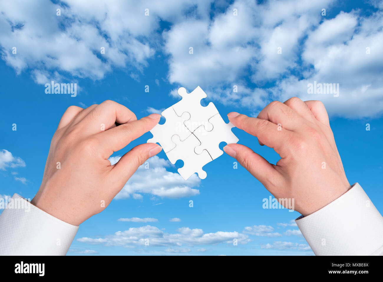 Due mano che tiene il pezzo di raccordo puzzle, Business Connection, il successo e il concetto di strategia. Foto Stock Due mano che tiene il pezzo di raccordo puzzle, Business Connection, il successo e il concetto di strategia. Foto Stock