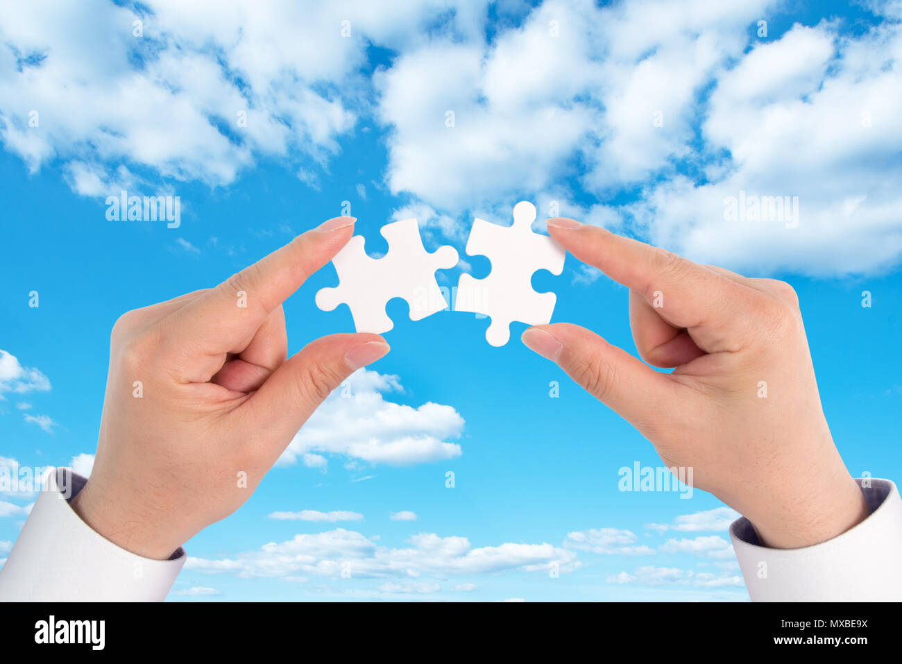 Due mano che tiene il pezzo di raccordo puzzle, Business Connection, il successo e il concetto di strategia. Foto Stock Due mano che tiene il pezzo di raccordo puzzle, Business Connection, il successo e il concetto di strategia. Foto Stock