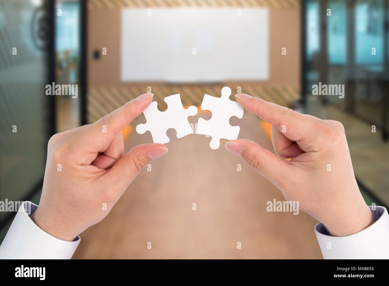 Due mano che tiene il pezzo di raccordo puzzle, Business Connection, il successo e il concetto di strategia. Foto Stock Due mano che tiene il pezzo di raccordo puzzle, Business Connection, il successo e il concetto di strategia. Foto Stock