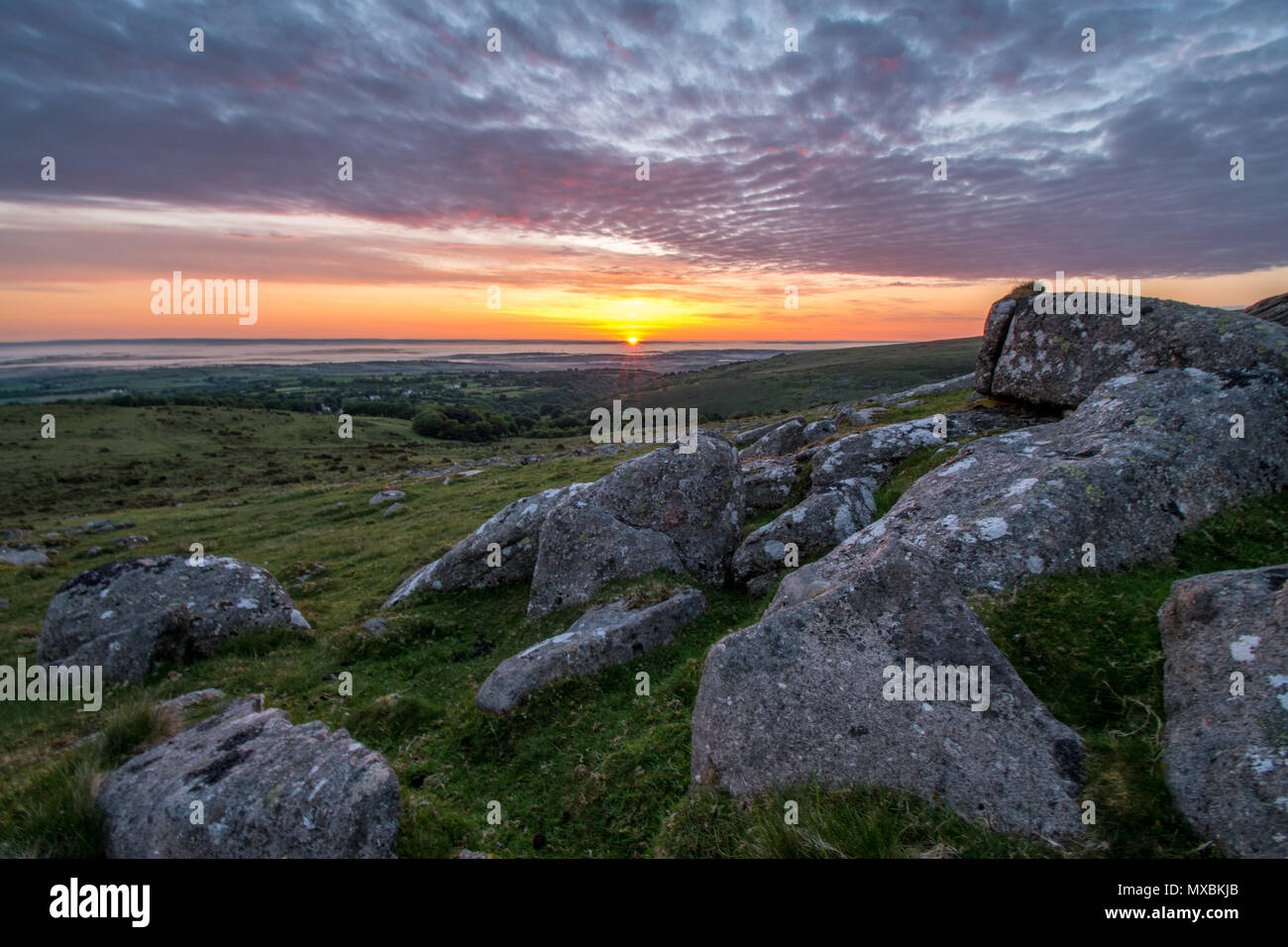 Una bella Domenica mattina giugno alba sopra il villaggio di Belstone su Dartmoor Foto Stock
