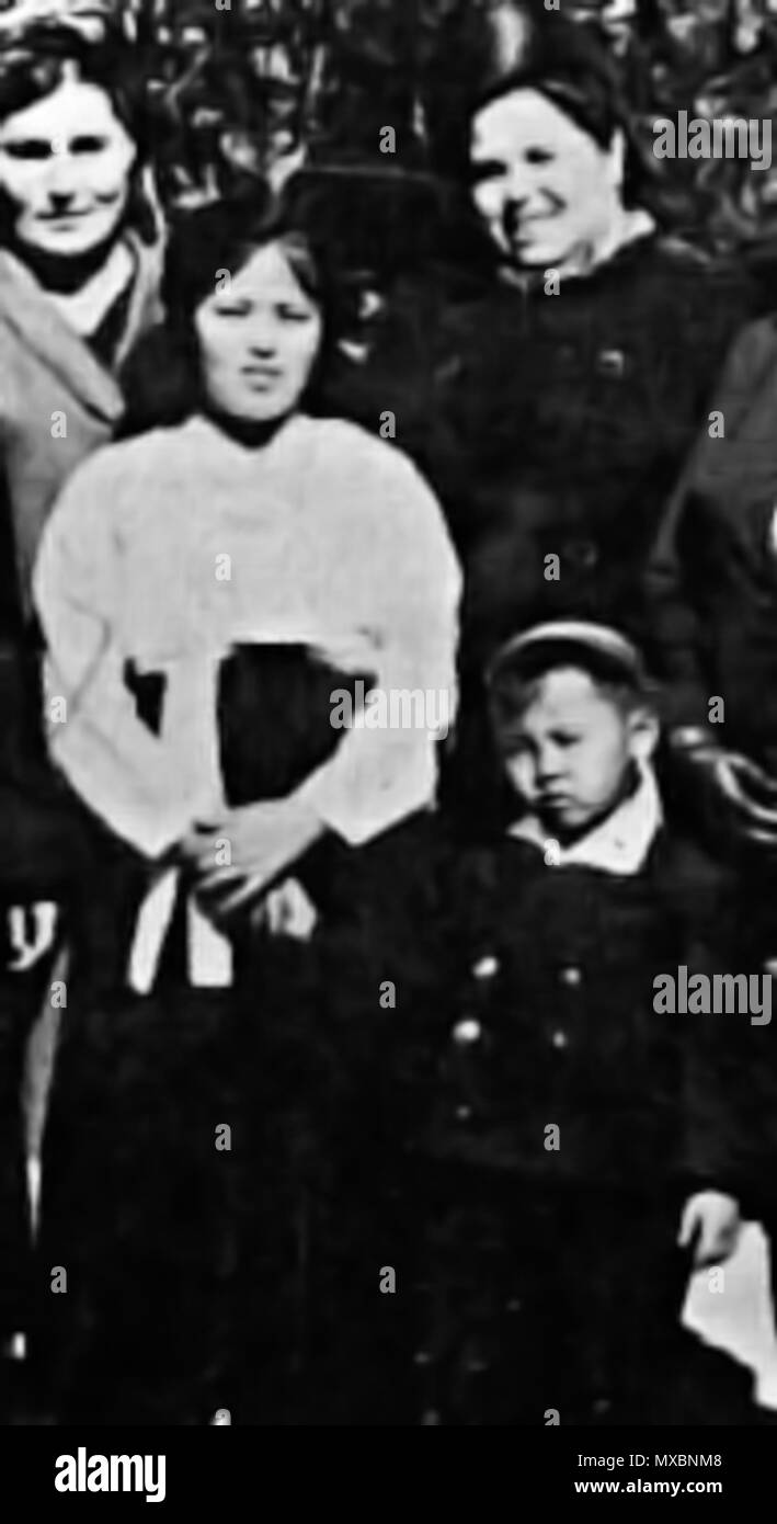 . 한국어: 1948년 11월 김정숙과 그의 아들 김정일 Inglese: Kim Jong-suk e suo figlio Kim Jong-il (1949.11) . 1 novembre 1948. Sconosciuto 341 Kim Jong-suk e Kim Jong-il Foto Stock