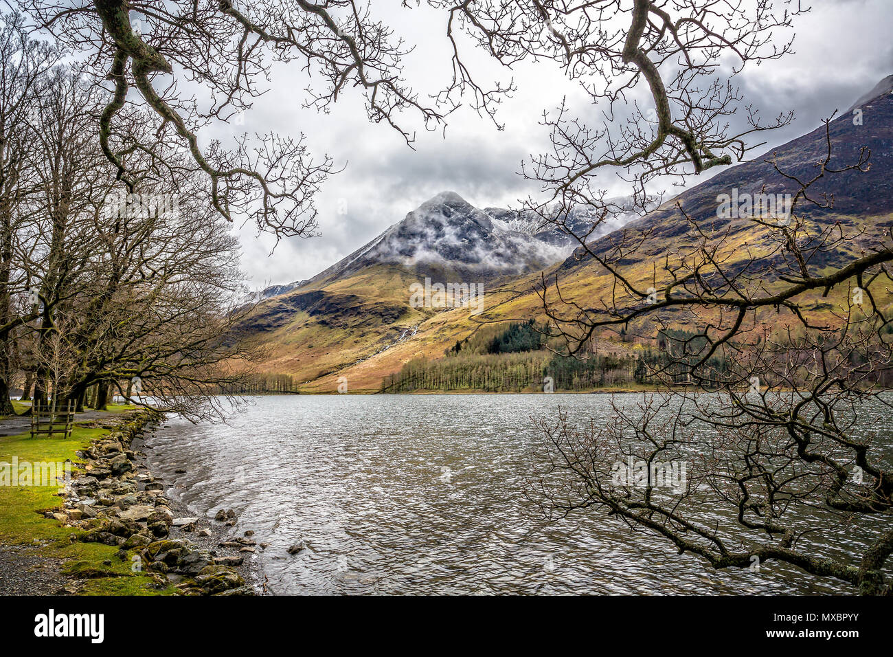 Lago Buttermere con cime innevate nel distretto del lago, Cumbria, Regno Unito adottate il 12 aprile 2015 Foto Stock