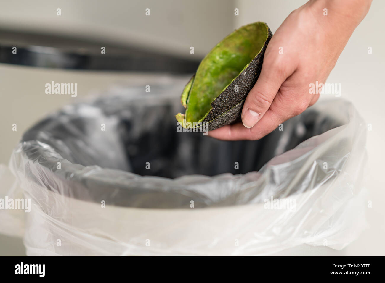 Donna di dumping di rifiuti organici nel cestino dei rifiuti. Foto Stock