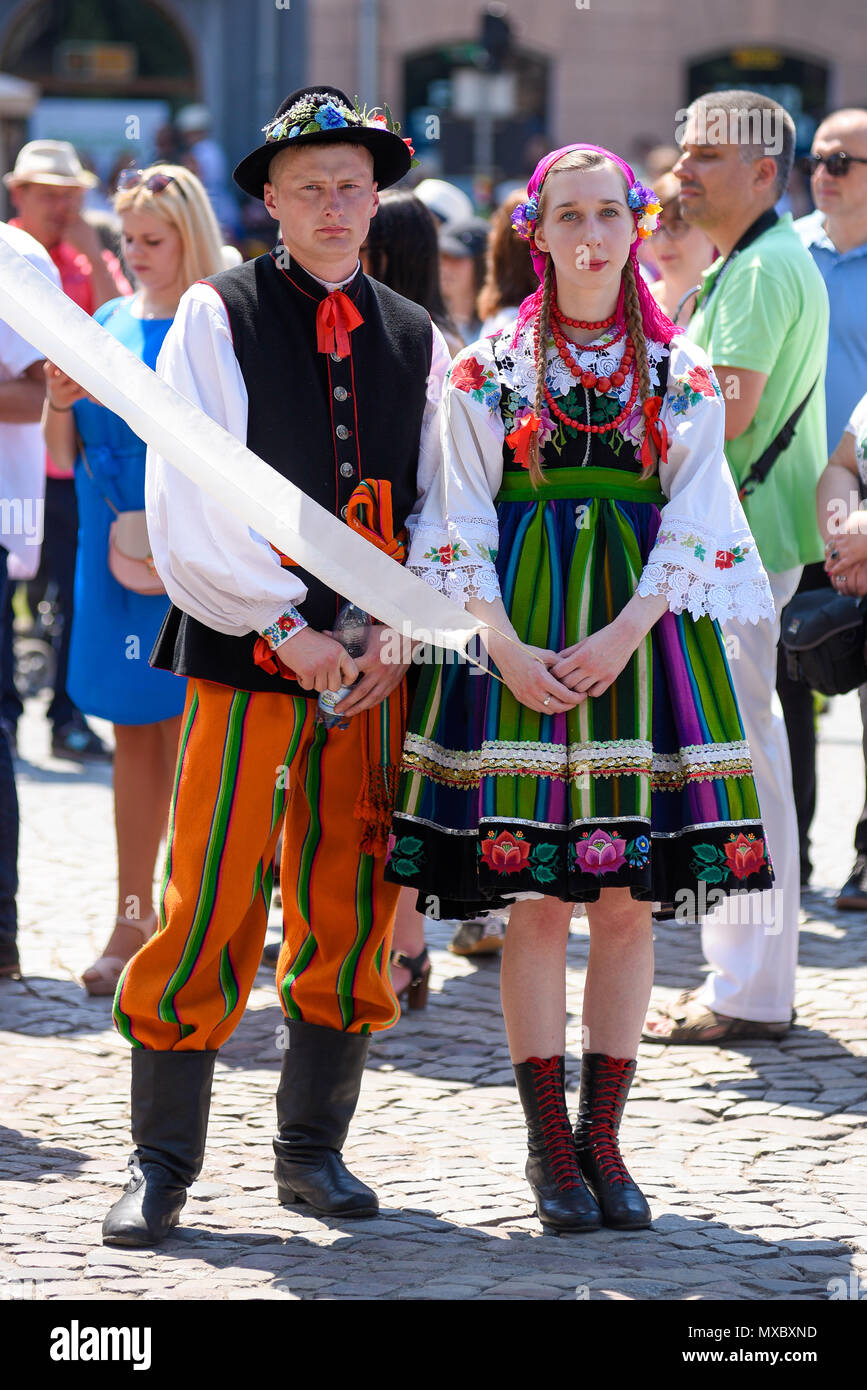 Lowicz / Polonia - maggio 31.2018: vista di un giovane uomo e donna vestita di un variopinto folklore, costumi regionali durante il Corpus Domini celebrazione. Foto Stock
