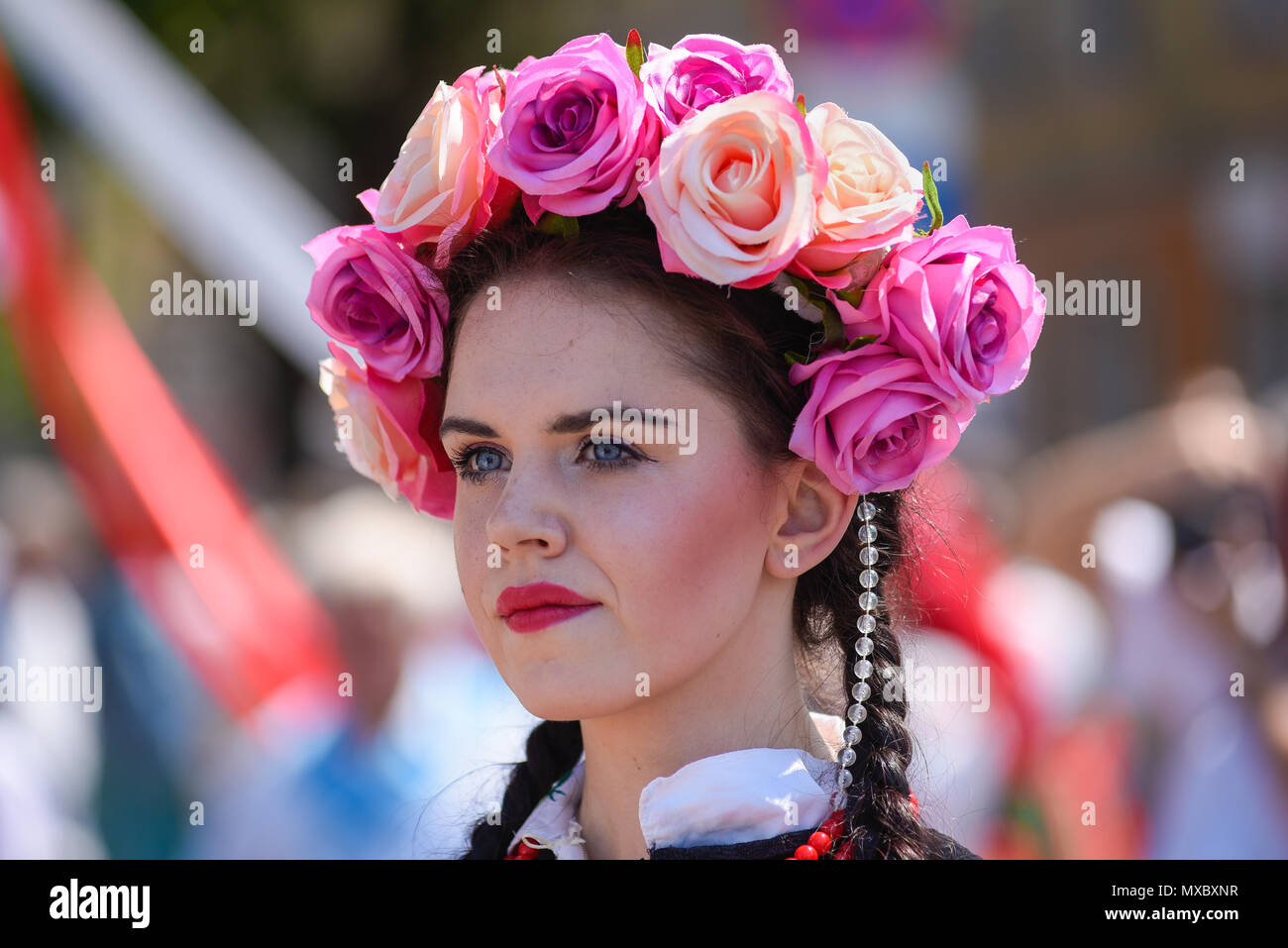 Lowicz / Polonia - maggio 31.2018: Ritratto di una donna vestita di un variopinto folklore, costumi regionali con la ghirlanda di fiori sulla testa durante il Corpus Chris Foto Stock