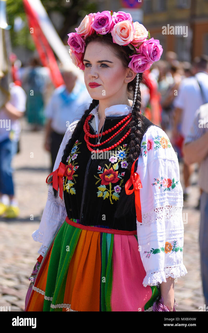 Lowicz / Polonia - maggio 31.2018: Ritratto di una donna vestita di un variopinto folklore, costumi regionali con la ghirlanda di fiori sulla testa durante il Corpus Chris Foto Stock