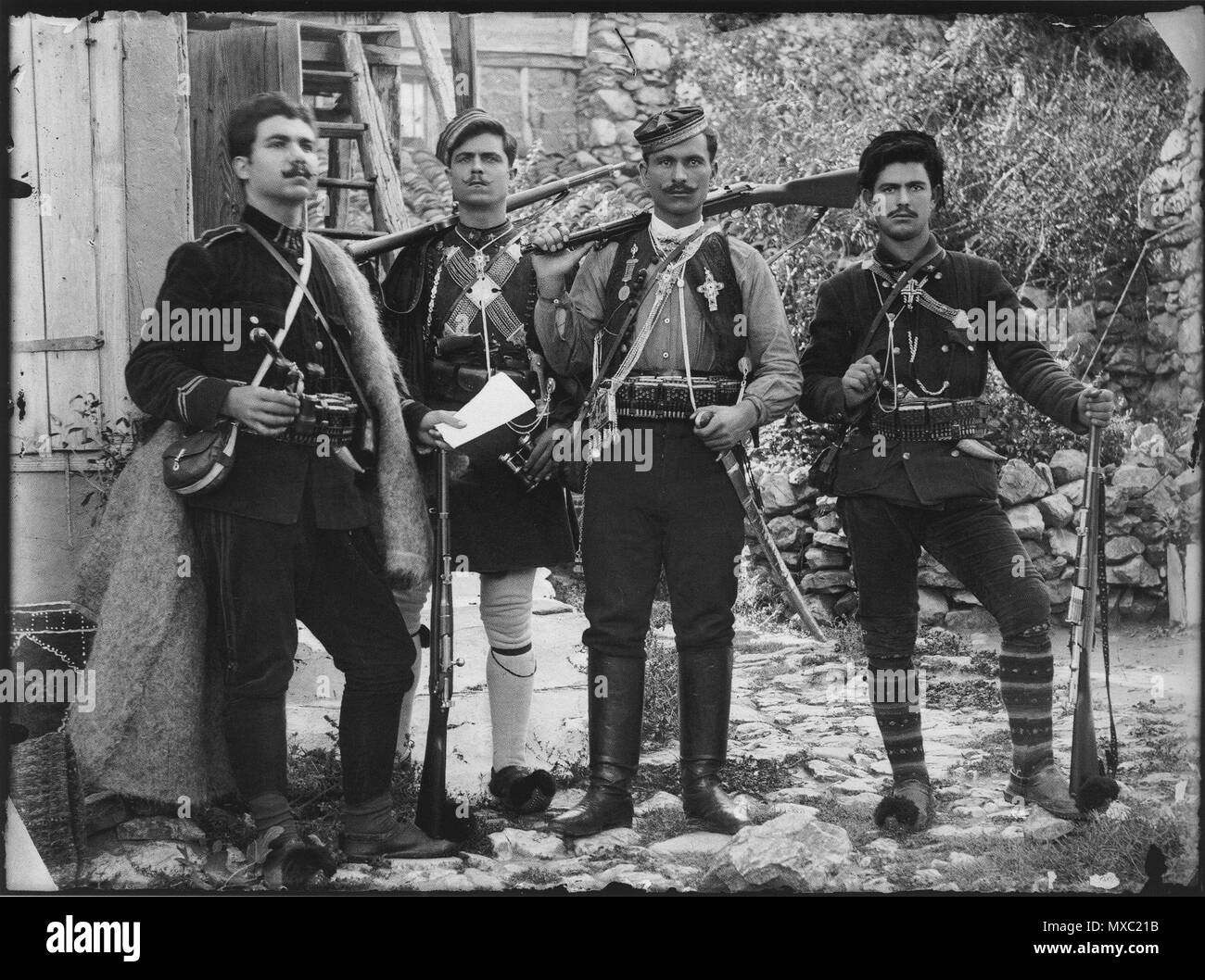 . Български: Гръцкият андартски капитан Лазарос Апостолидис (третият от ляво на дясно), деец на Гръцката въоръжена пропаганда в Македония с четата си след Младотурската революция в 1908. Inglese: Capitano Lazaros Apostolidis - Greco i combattenti della lotta macedone. 1908. Leonidas Papazoglou (1872 - 1918) 361 Lazaros-Apostolidis-band Foto Stock