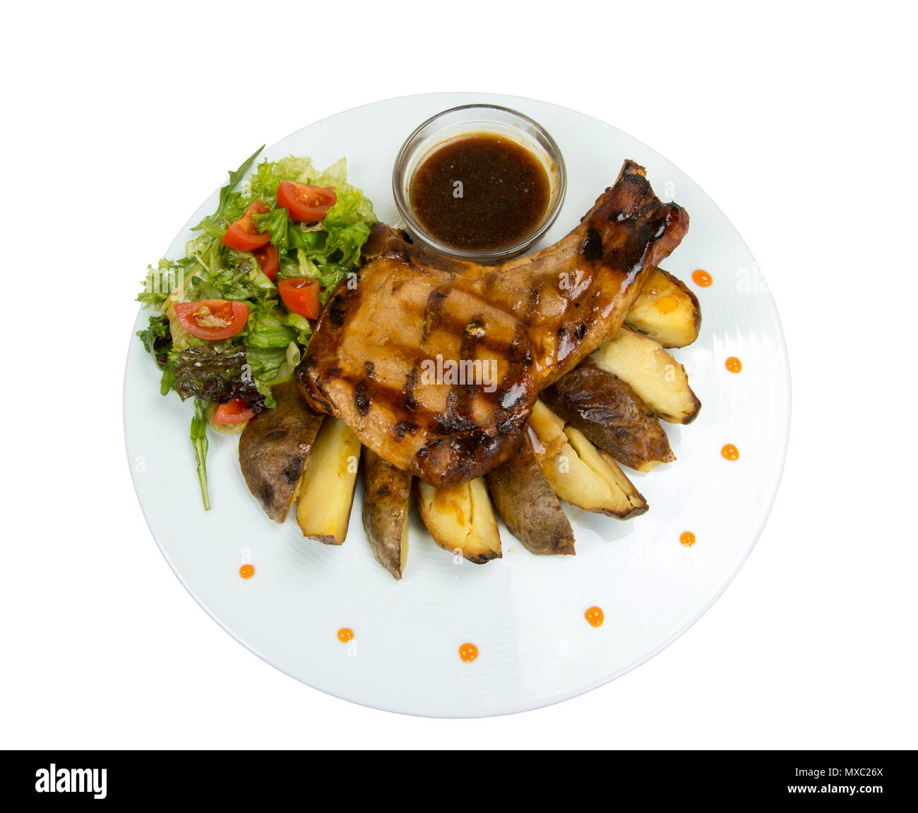 Bistecche alla griglia, patate al forno e verdure Foto Stock