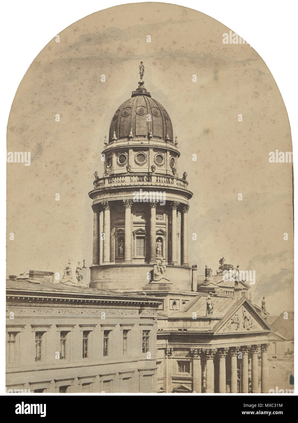 . Inglese: Deutscher Dom, Berlino, vista sulla torre. 1855. Sale stampa, arch-sormontate. 23 x 16,5 cm. Montato su scheda originale (leggermente sporca, alcuni usura del bordo), annotati dal fotografo (?) in inchiostro nel bordo inferiore del supporto. 1855 attribuita a Leopold Ahrendts 368 Leopoldo Ahrendts (attr) Berlino Deutscher Dom 1855 Foto Stock