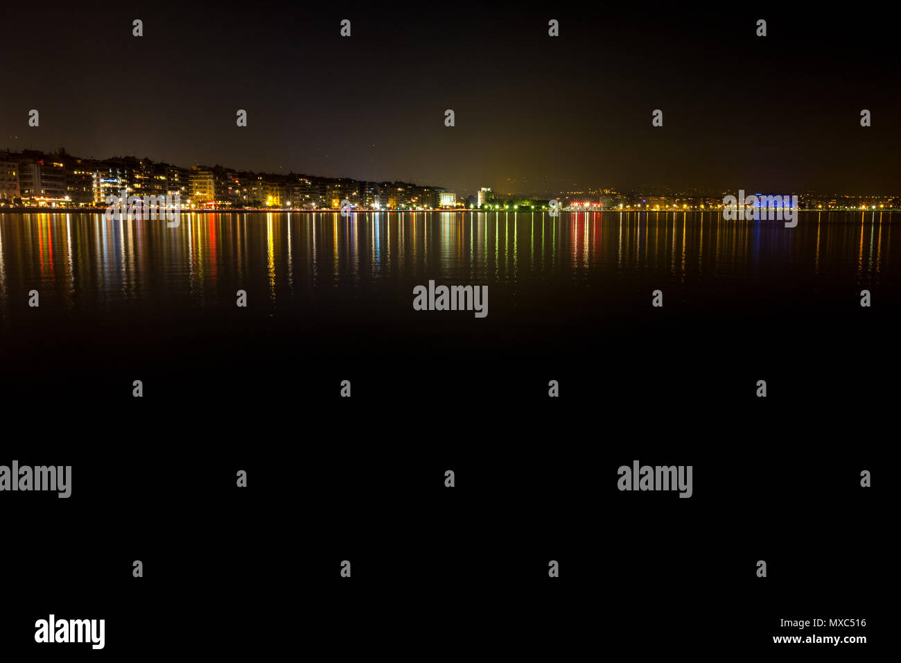 Salonicco, Grecia, colorato lunga esposizione foto della città vista del porto di notte dal dock Foto Stock