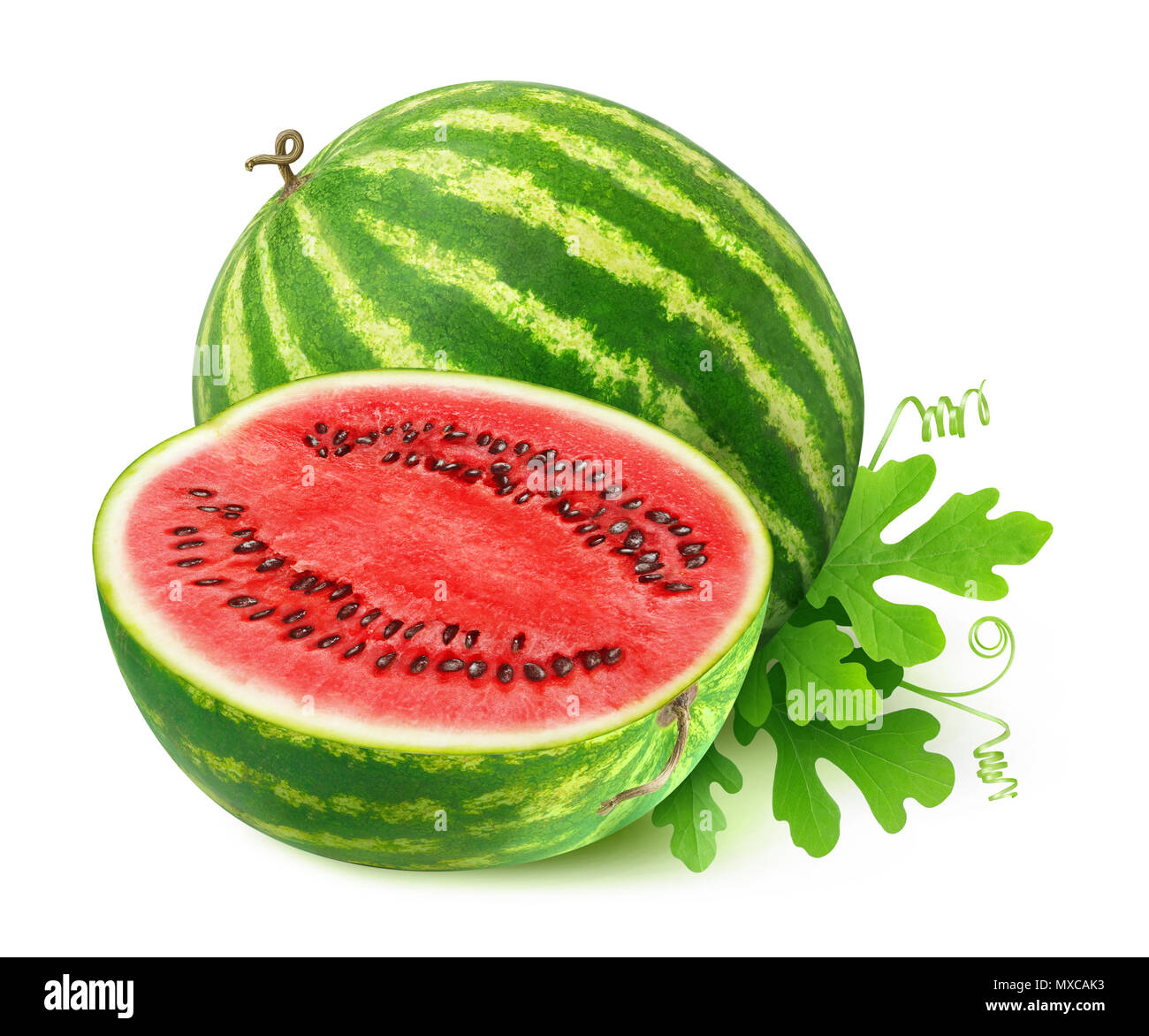 Taglio isolate watermeon. L'uno e metà anguria frutti con foglie isolato su sfondo bianco con tracciato di ritaglio Foto Stock