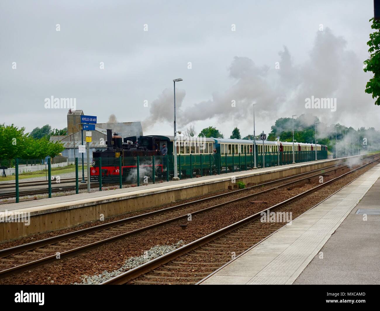 Flutti di fumo dal treno a vapore il motore di Chemin de Fer de la Baie de Somme, treno con locomotiva a vapore. Noyelles-sur-Mer, Francia. Foto Stock