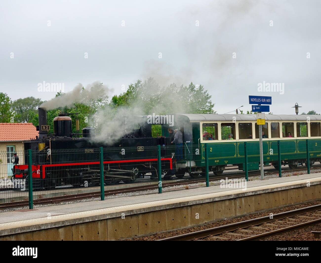 Flutti di fumo dal treno a vapore il motore di Chemin de Fer de la Baie de Somme, treno con locomotiva a vapore. Noyelles-sur-Mer, Francia. Foto Stock