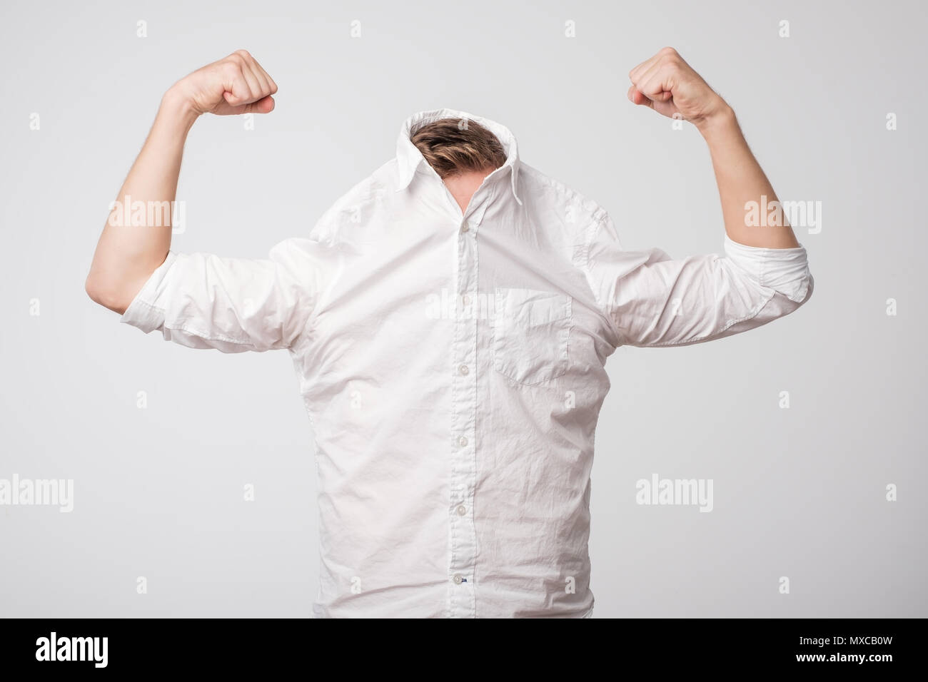 Ritratto di un moderno uomo bello che mostra la sua potenza. Foto Stock