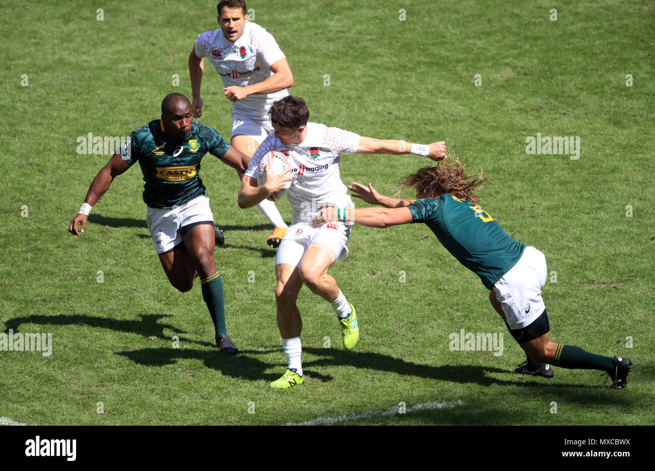 L'Inghilterra del Alex Davis fugge dal Sud Africa Werner Kok durante il giorno due di HSBC London Sevens a Twickenham Stadium di Londra. Foto Stock