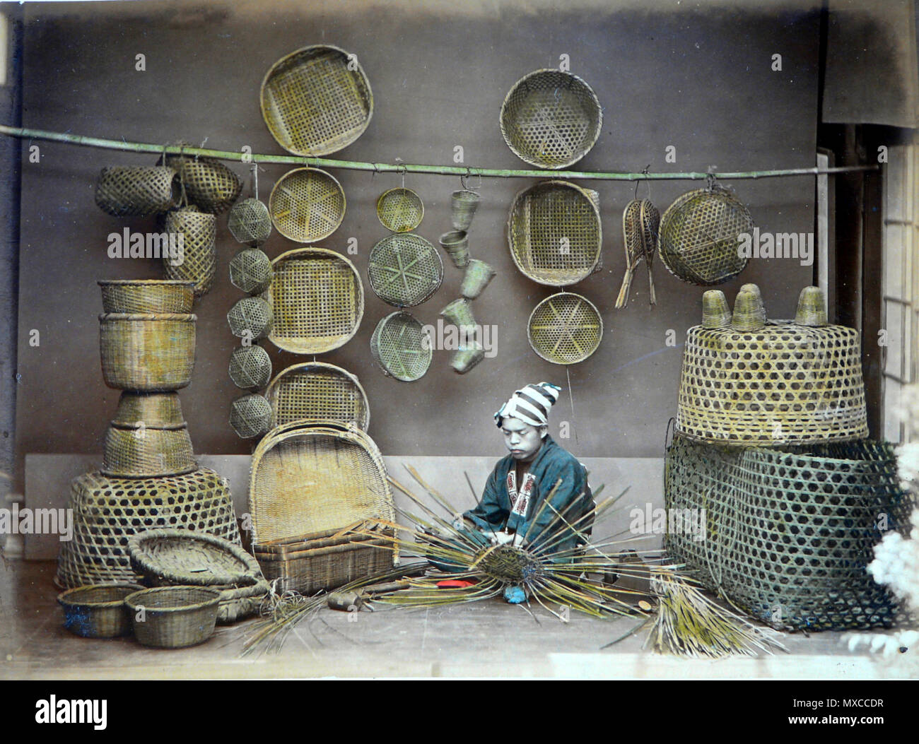 . Français : Photographies peintes du Japon datant d'avant 1886, d'aprés une nota marqué sur le livret contenant les photos. Auteur présumé des photos originales: Adolfo Farsari. Inglese: fotografia dipinta dal Giappone, risalenti a prima del 1886, secondo una nota scritta sull'album contenente le fotografie. Presunto autore della foto originale: Adolfo Farsari. prima del 1886. Adolfo Farsari (1841 - 1898) fotografie HDR da Esby (PARLA) 311 Japon-1886-20 Foto Stock