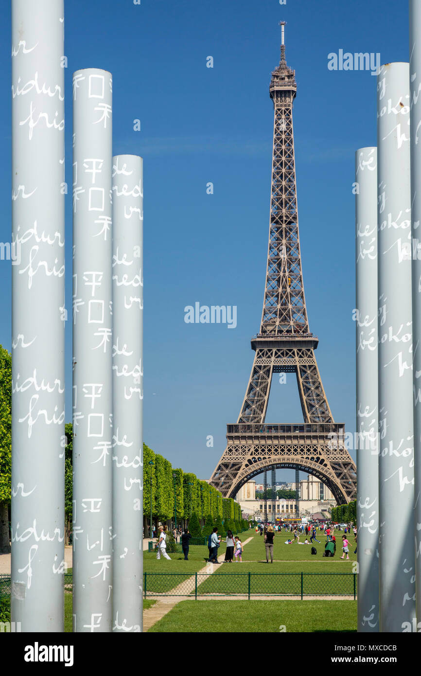 Vista lungo Champ de Mars e la Torre Eiffel attraverso le colonne del monumento per la pace, Parigi, Francia Foto Stock
