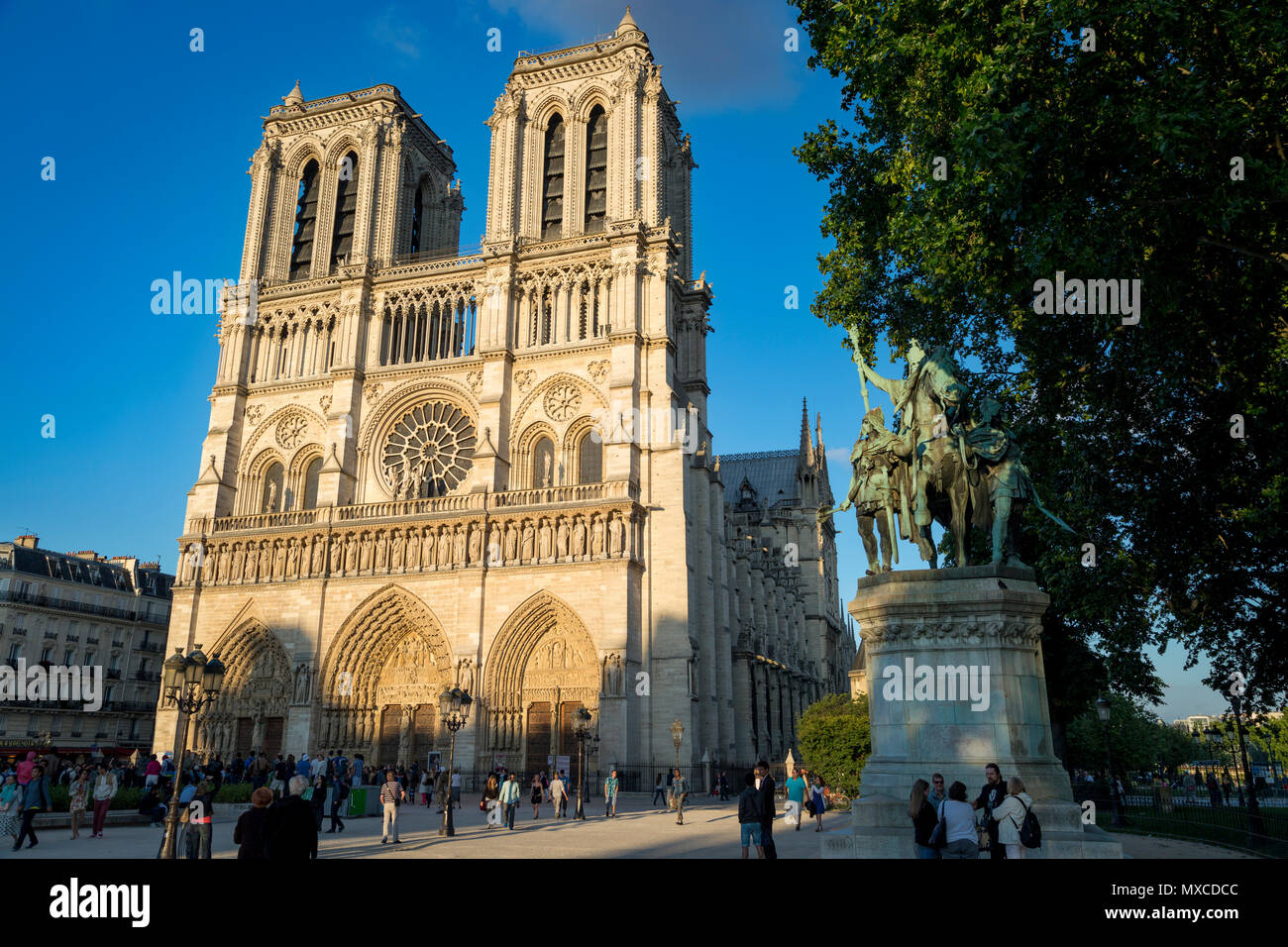 Sera La luce solare sulla statua di Carlo Magno e la facciata della Cattedrale di Notre Dame di Parigi Francia Foto Stock