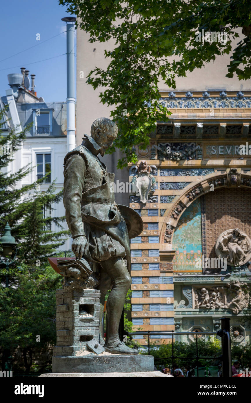 Statua di Bernard Palissy, un sedicesimo secolo Francesi Ugonotti artigianale di potter e artigiano nel giardino della Eglise Saint Germain des Pres, Parigi, Francia Foto Stock