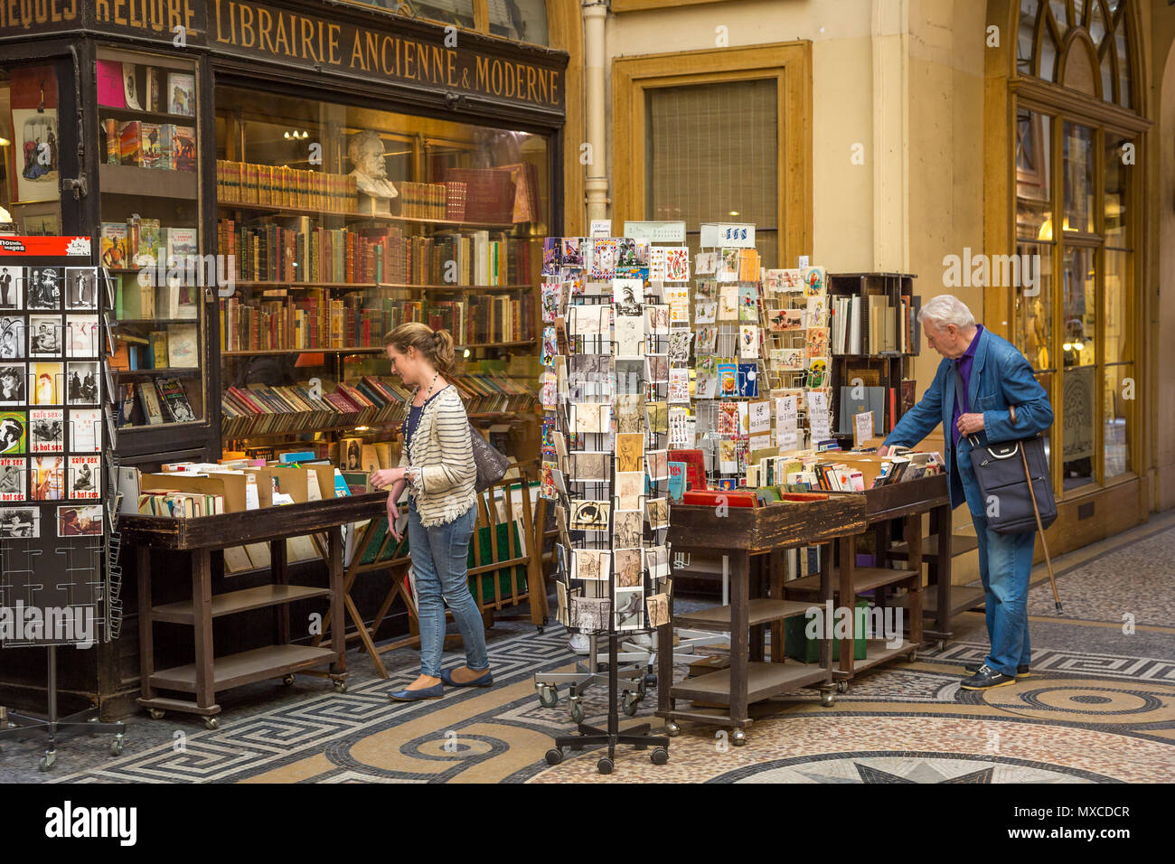 Esplorazione del vecchio bookstore - Librairie Jousseaume, nella Galerie Vivienne - uno dei molti passaggi coperti, Parigi, Francia Foto Stock