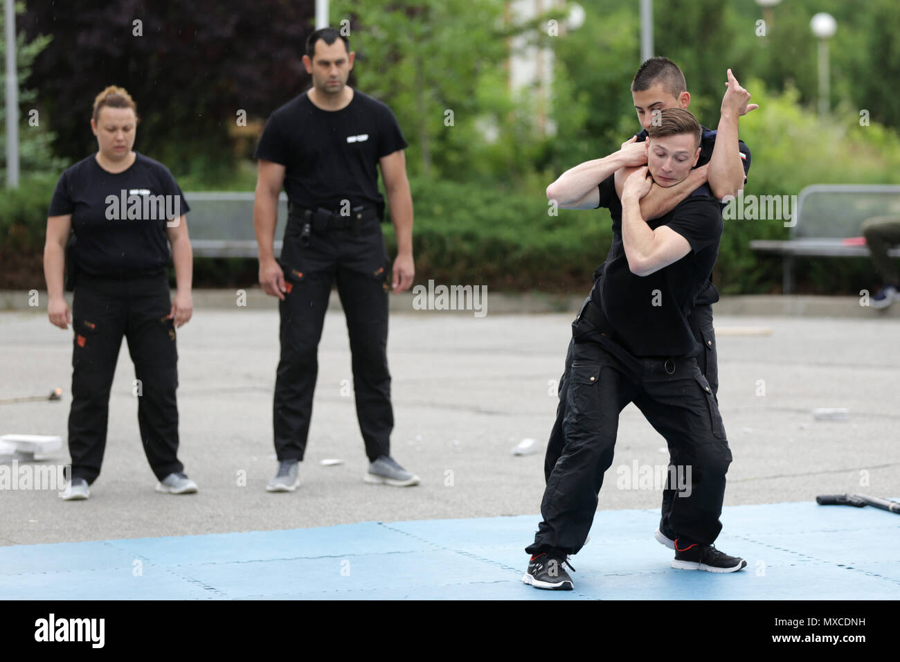 Sofia, Bulgaria - 21 Maggio 2018: poliziotti dimostrano le arti marziali nel corso di una mostra nel National Sports Academy. Foto Stock