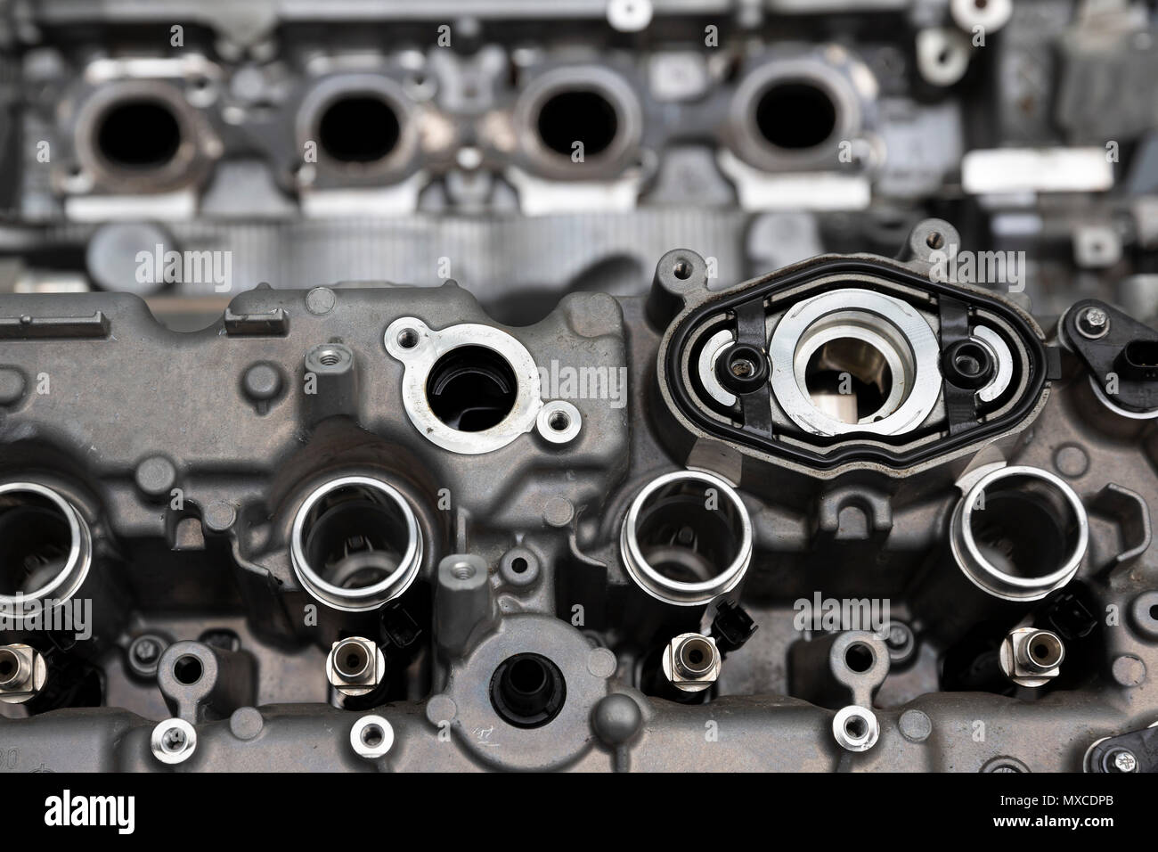 Close up del motore (motore) di una potente vettura. Metallici. Foto Stock