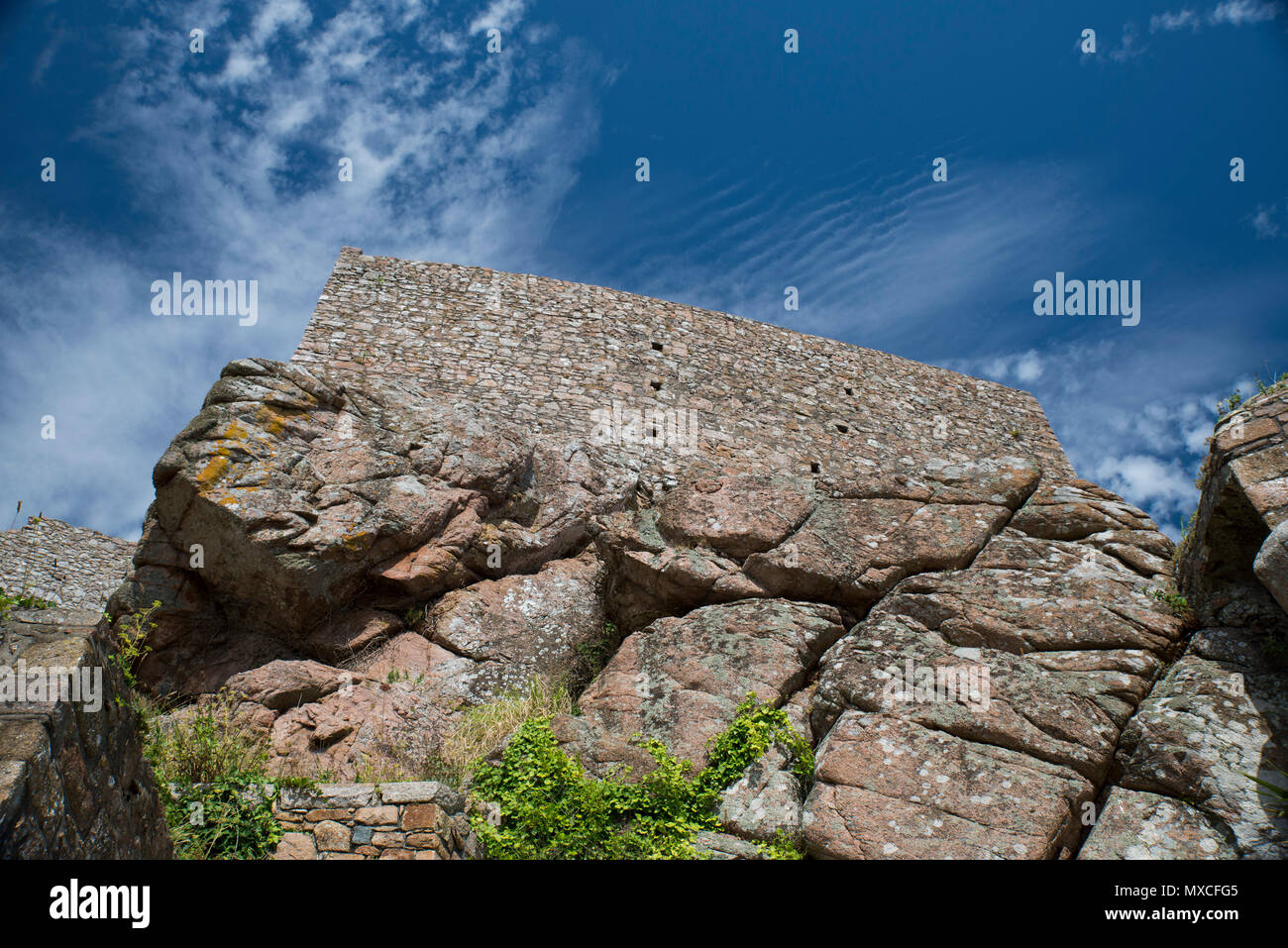 Vecchia casa in pietra abbandonata costruita su rocce nel Jersey Foto Stock