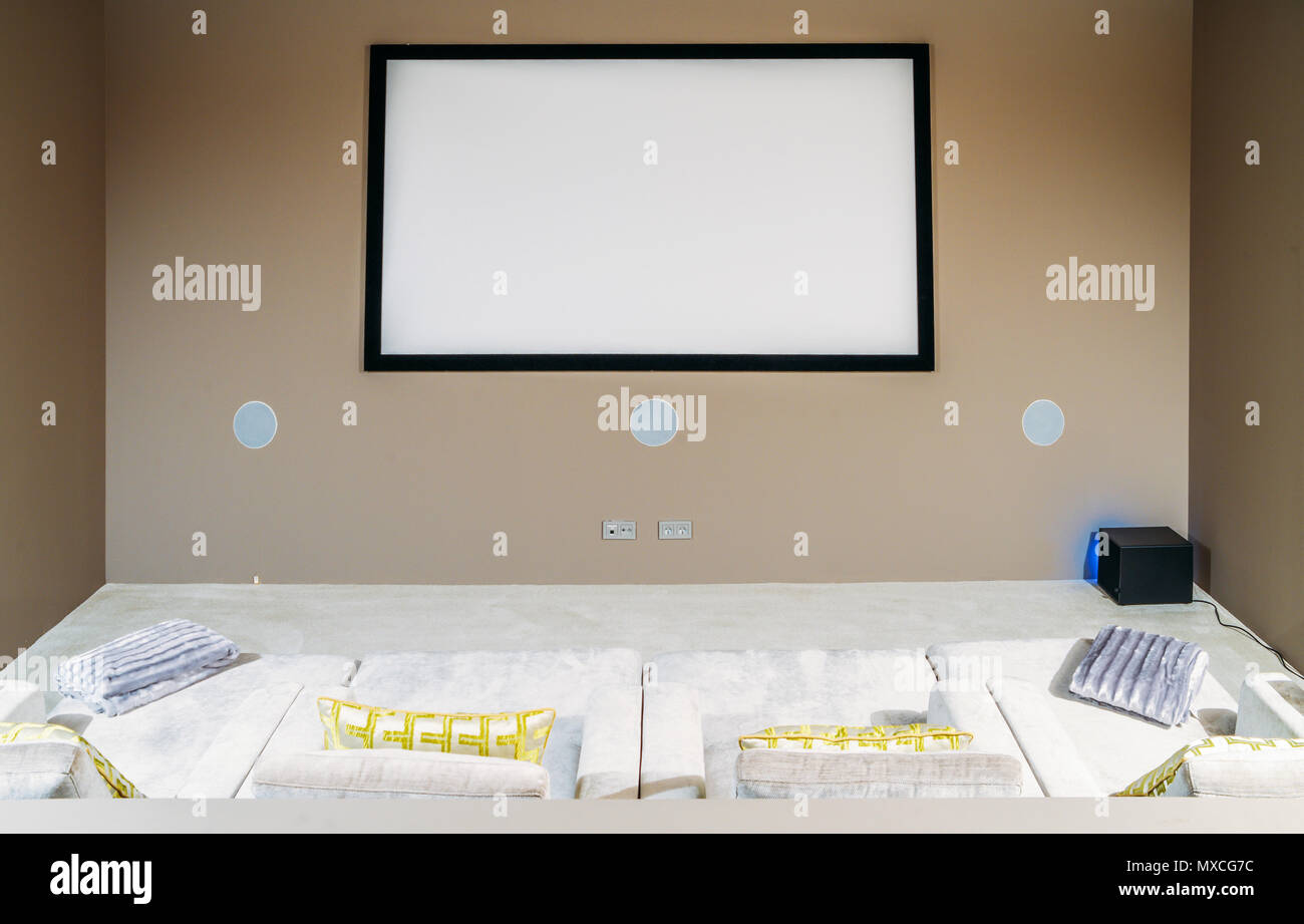 Sistema di home cinema con divani confortevoli divani in casa di lusso Foto Stock