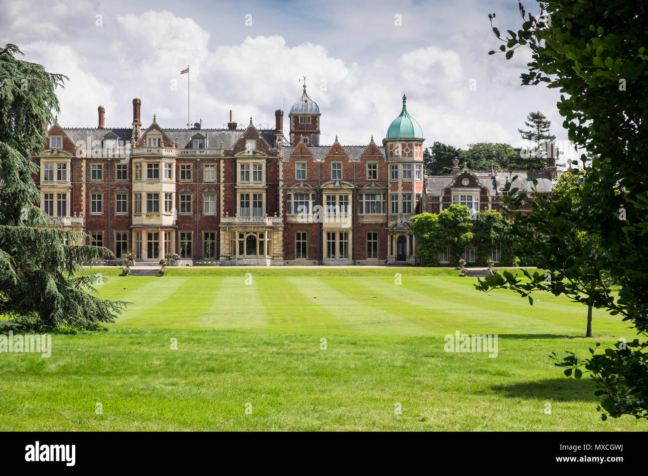 Sandringham House e Prato Ovest, costruito nel 1870 una classica architettura vittoriana, Norfolk, Inghilterra, Regno Unito Foto Stock