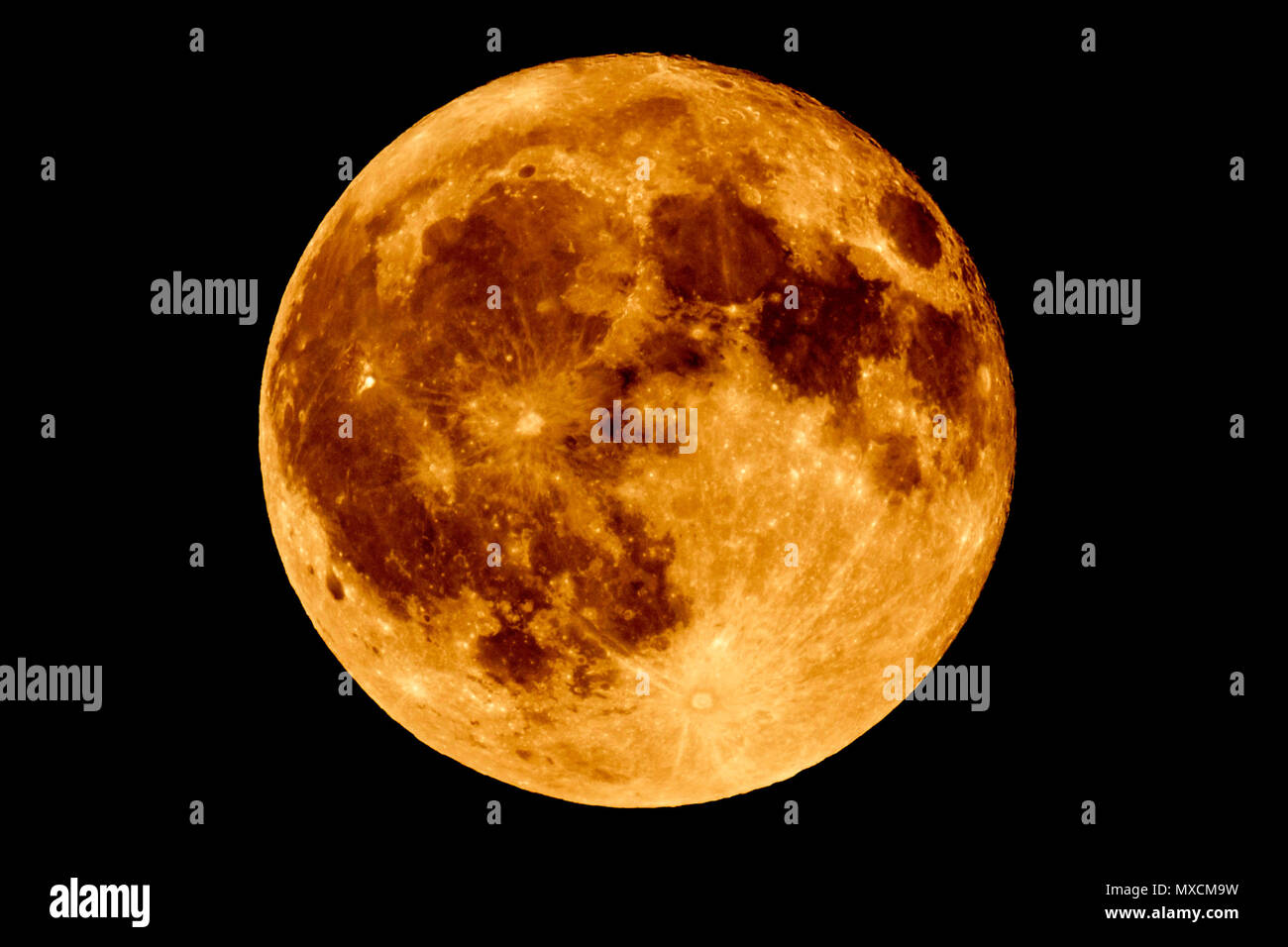 Messa a terra permanente del satellite naturale - La Luna durante un'ECLISSE LUNARE (sangue luna) - umbra. Un'eclisse lunare si verifica quando la luna passa direttamente behin Foto Stock