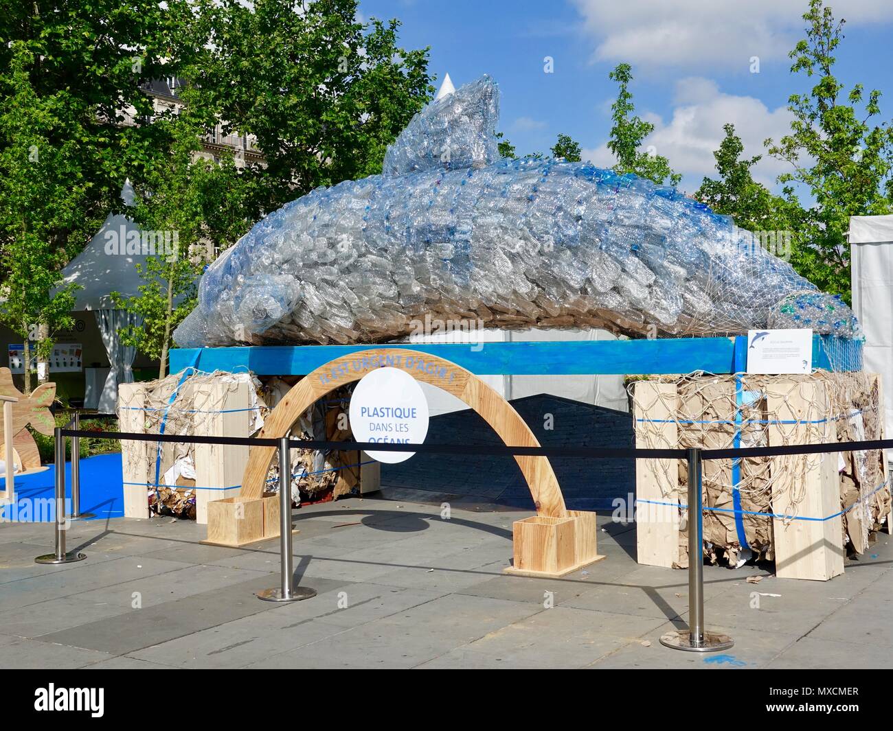 Eco il Delfino, creato da Gad Weil e team per emphisize l importanza del riciclaggio di proteggere i nostri mari. Place République, Parigi, Francia Foto Stock