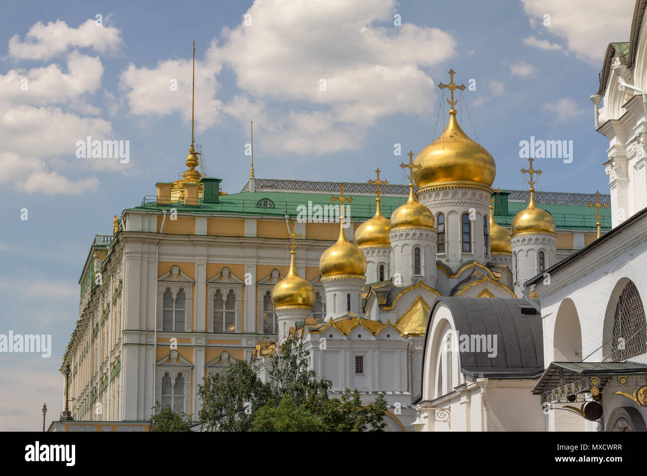 Architettura distintiva di oro-cupola Cattedrale dell'Annunciazione e verde con tetto in armeria a Mosca del Cremlino con parzialmente soleggiato skies Foto Stock