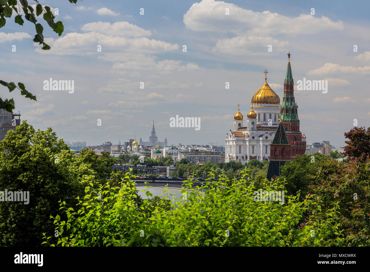 Impressionante skyline di Mosca dal Cremlino cercando passato Torre Vodovzvodnaya al golden-cupola Cattedrale di Cristo Salvatore e oltre Foto Stock
