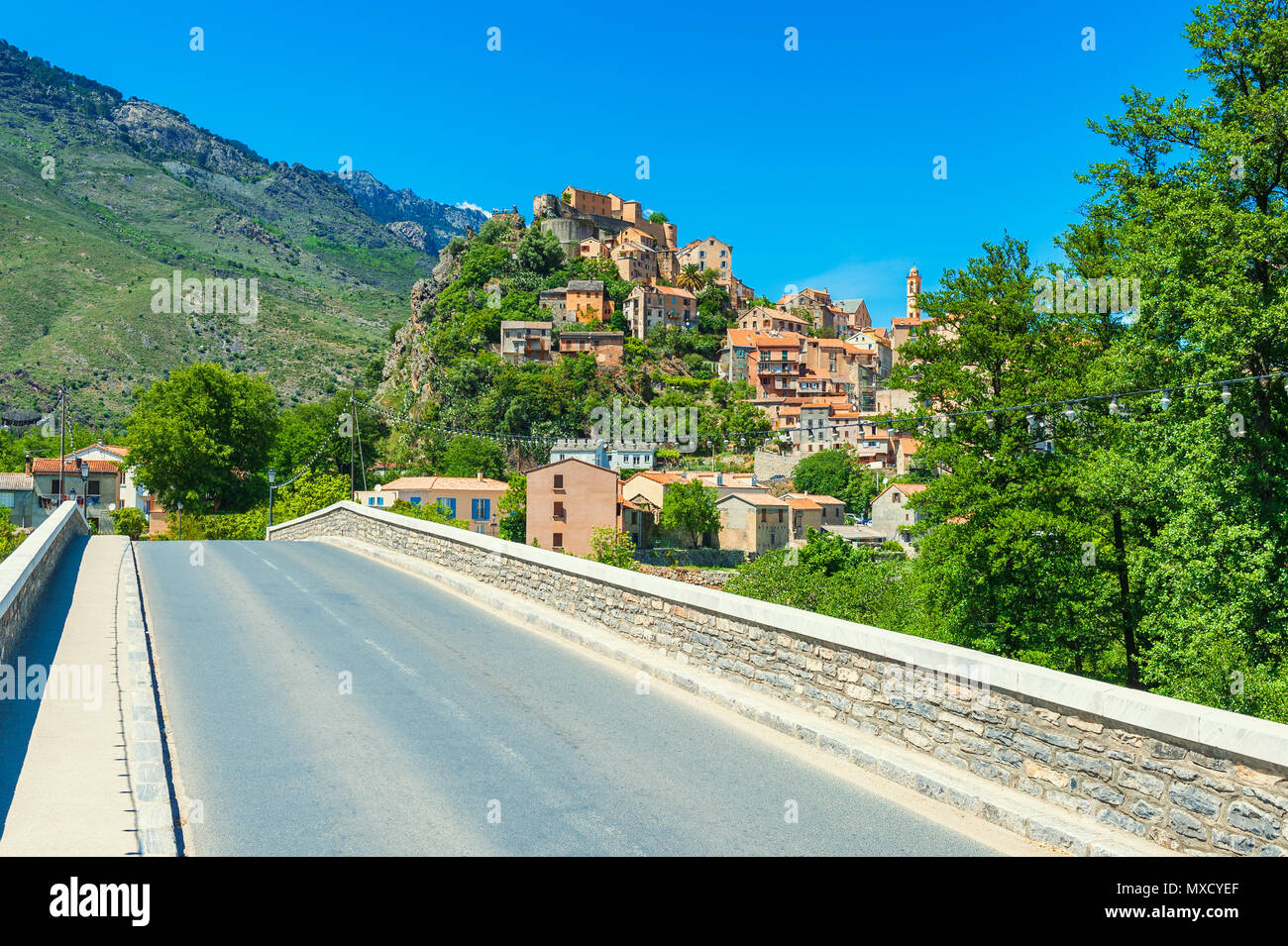 Ponte verso il villaggio di Corte, Corsica, Francia Foto Stock